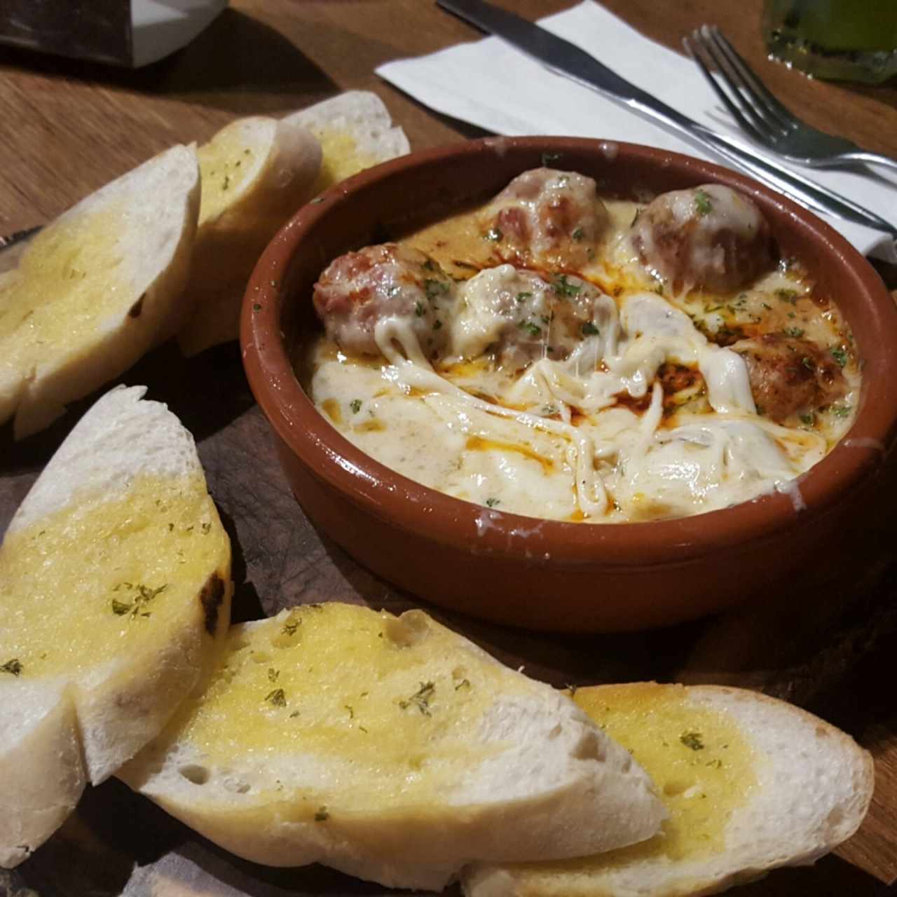 Queso fundido con chorizo