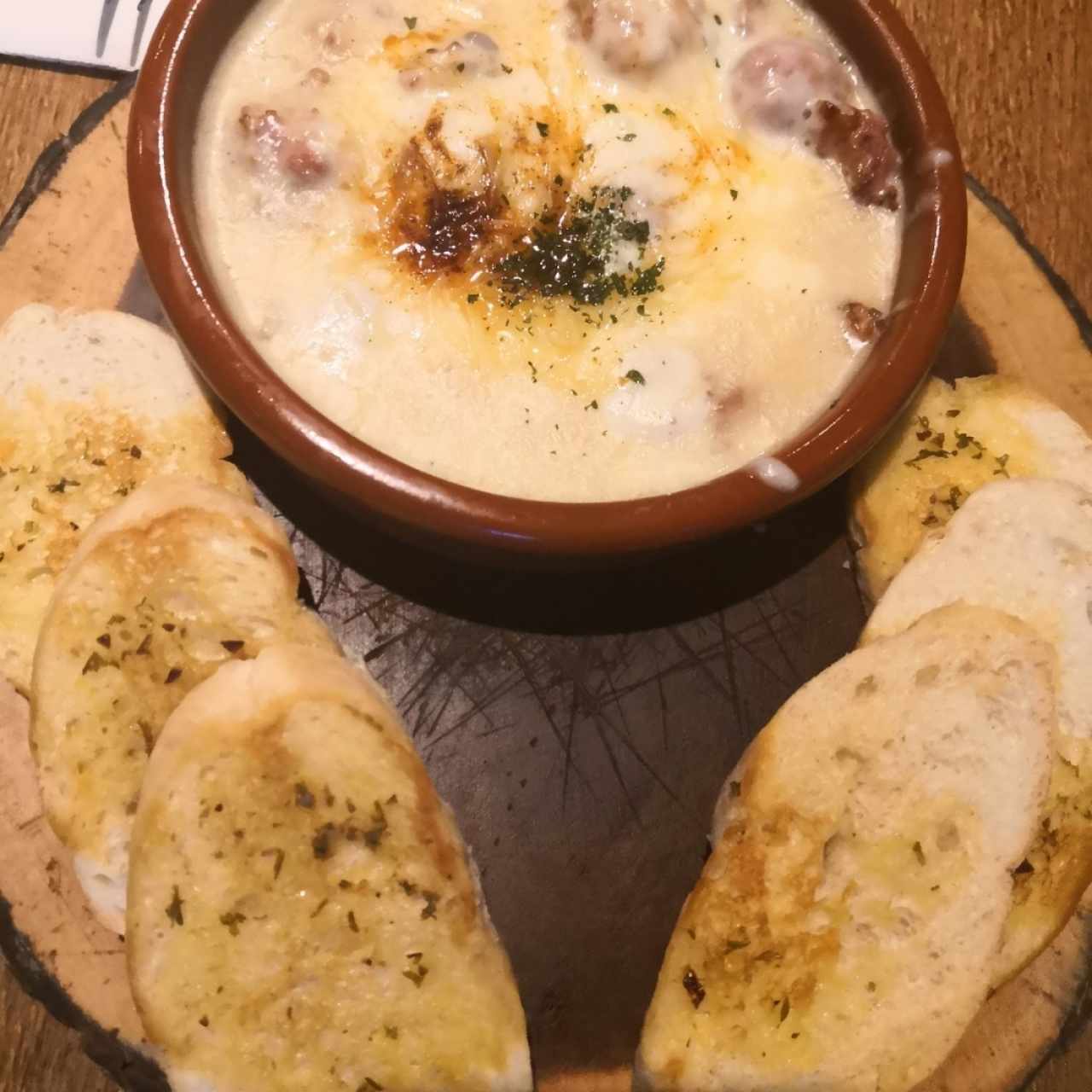 Queso fundido con chorizo