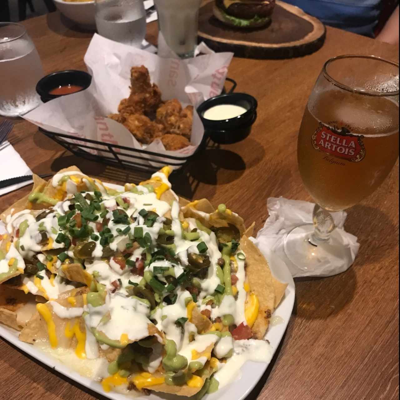 Nachos con carnet. Wings Bbq 