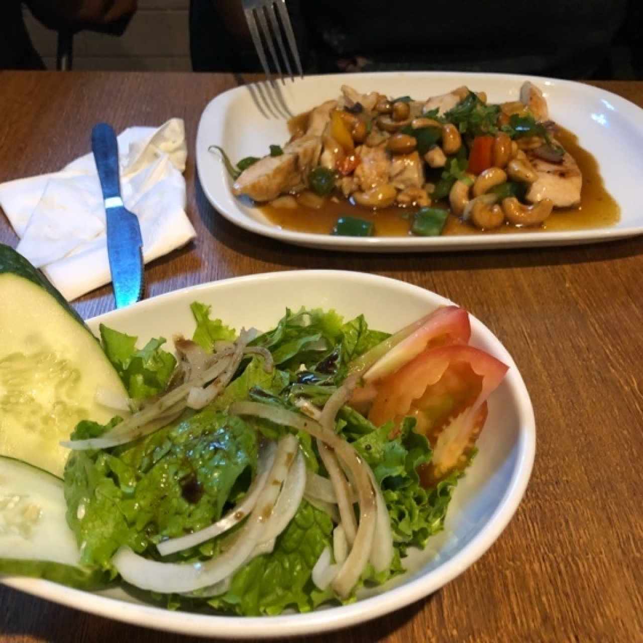 Pollo al marañon con ensalada de acompañamiento