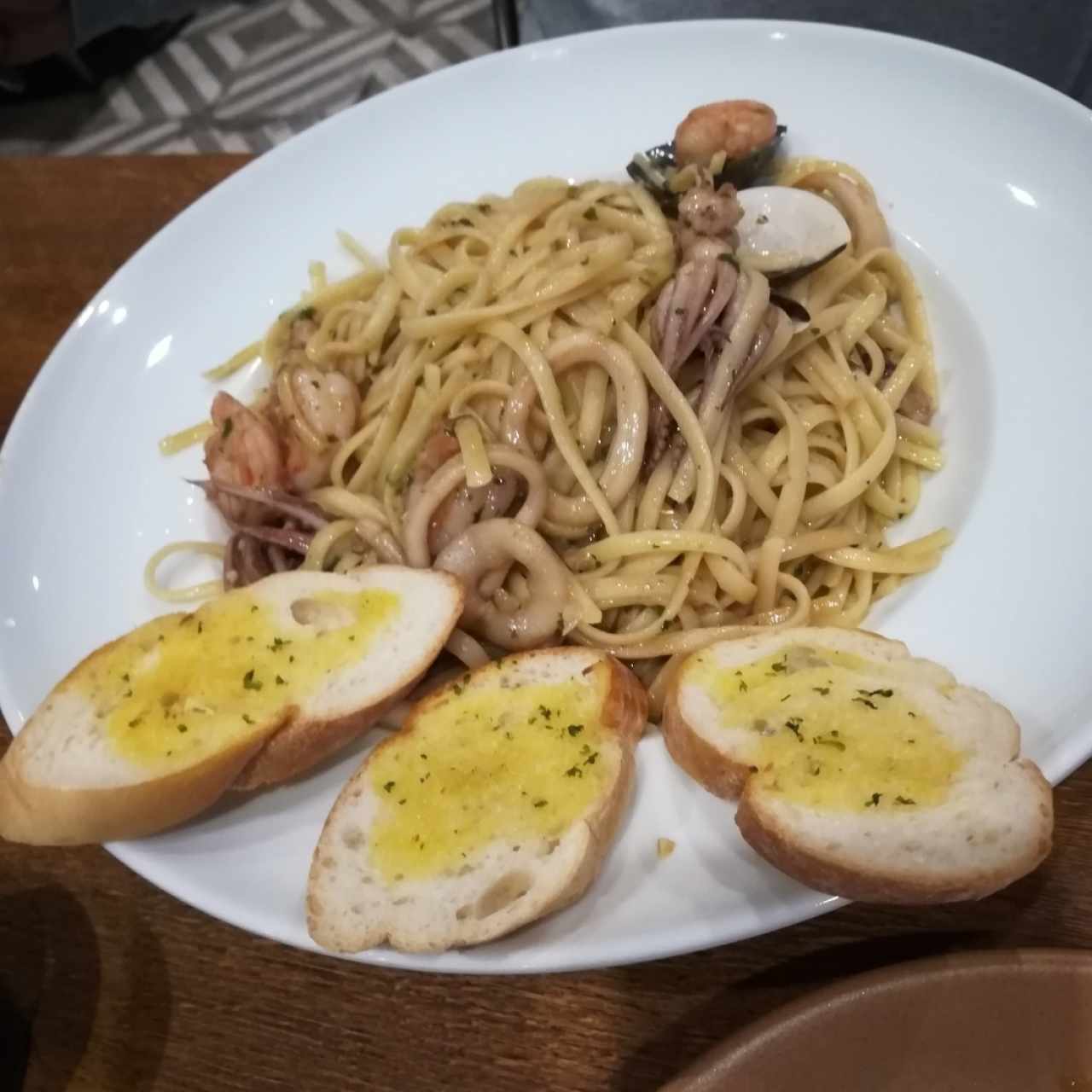 Spaguettis Fruti Di Mari al Oleo