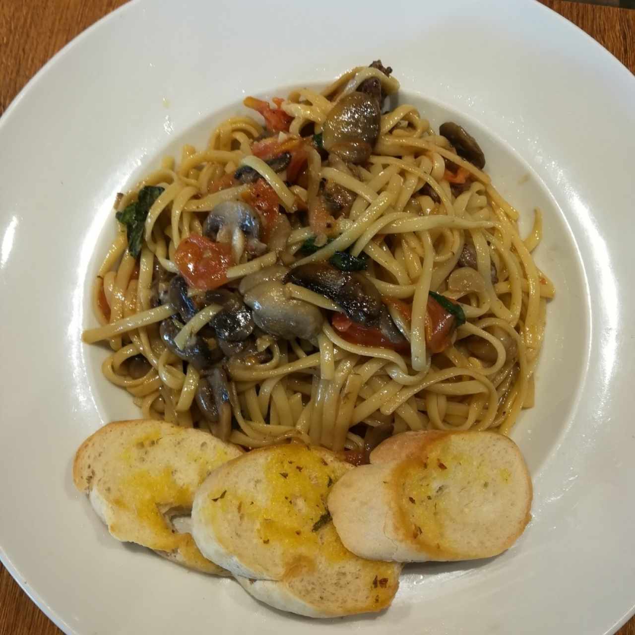 Pasta al óleo con trozos de filete