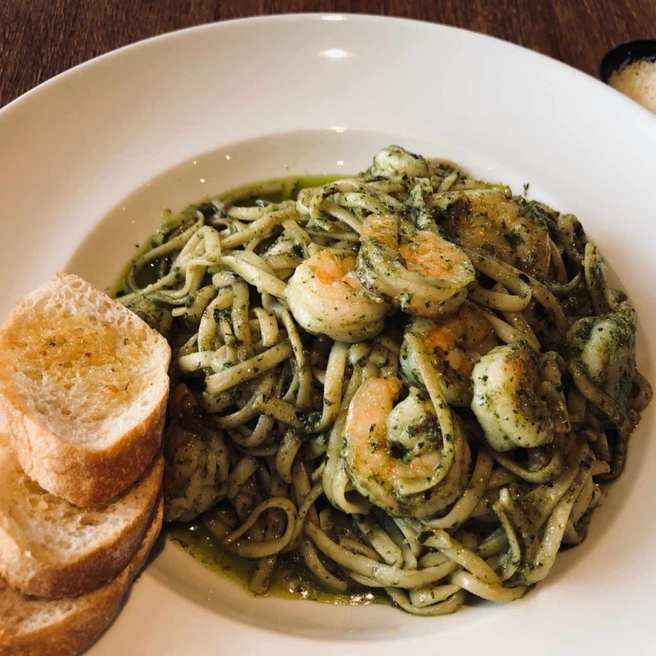 Pasta al óleo con pesto y camarones 