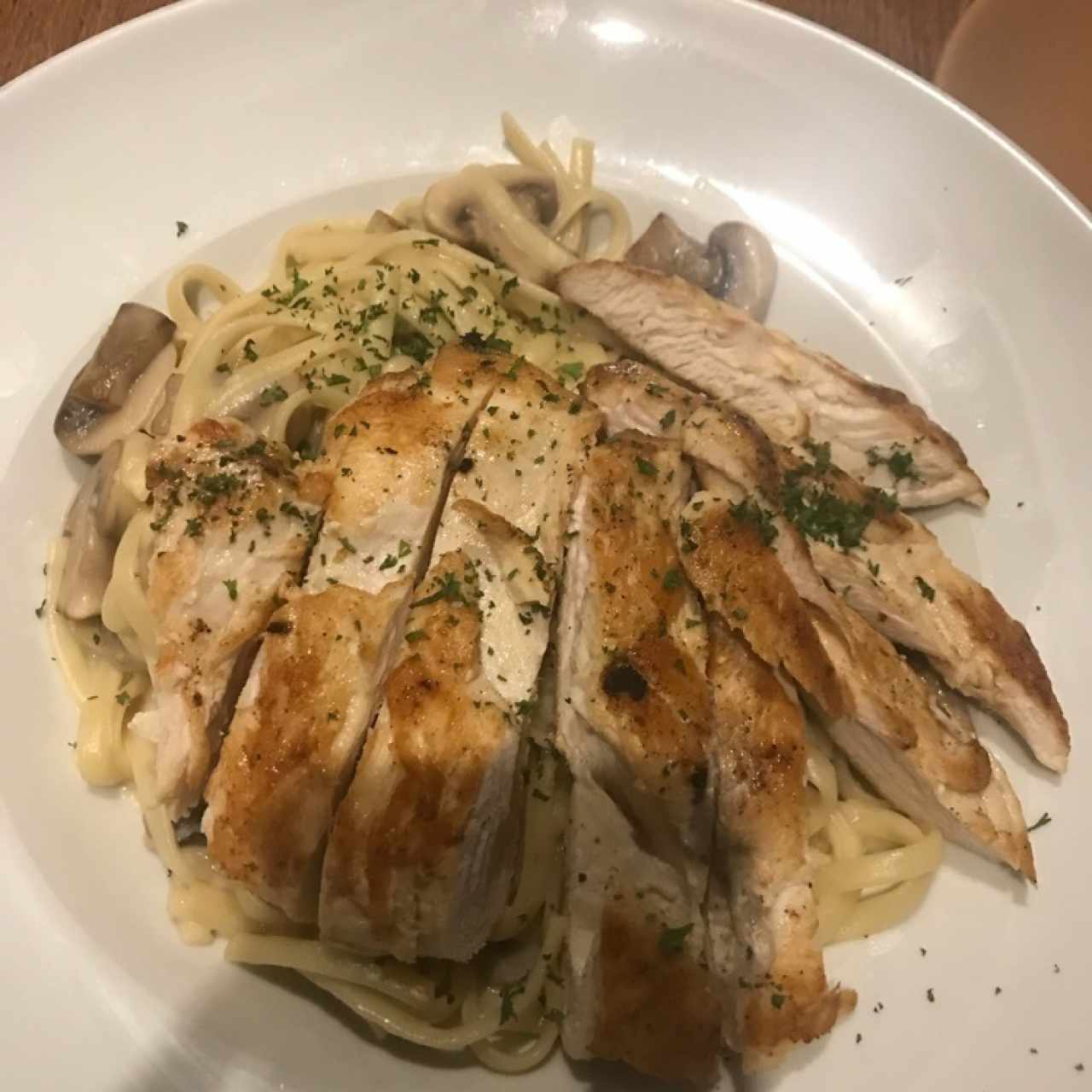 linguini a la carbonara con pollo grill