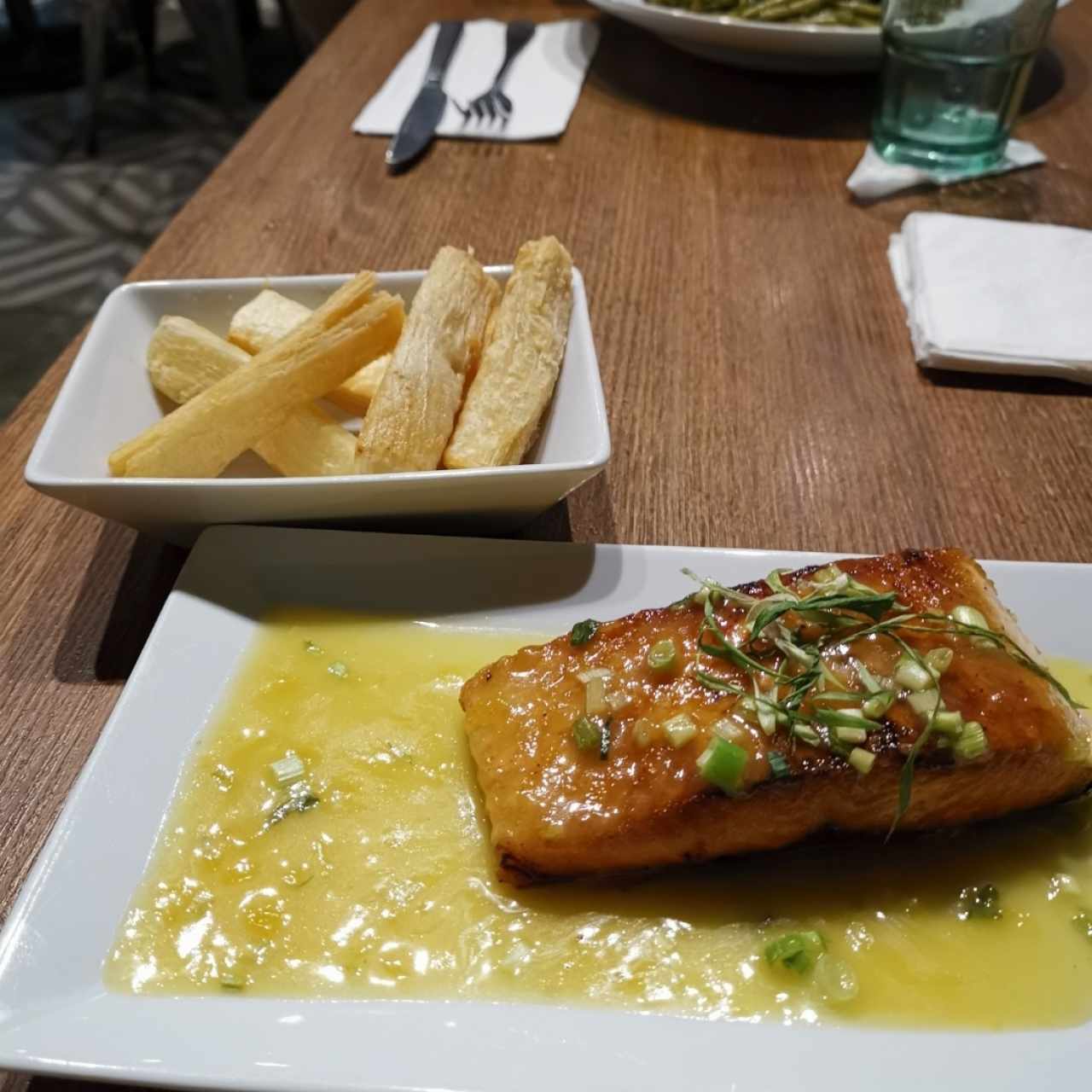 salmon a la naranja con yuca frita 💕