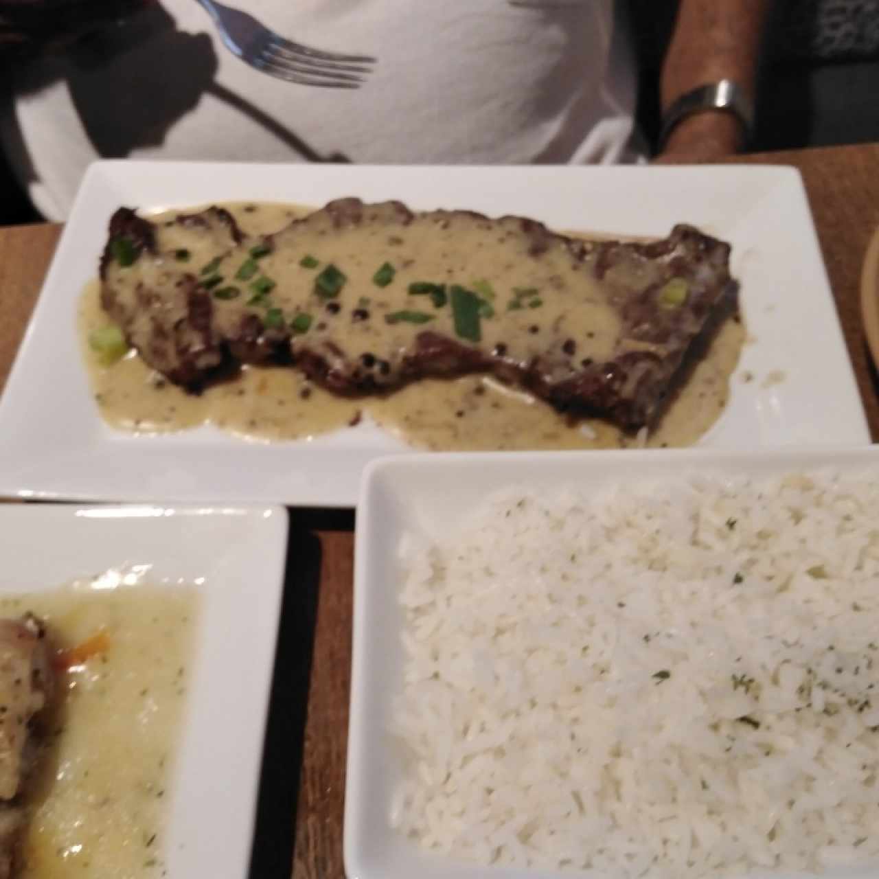 Filete a las 3 Pimientas con arroz blanco