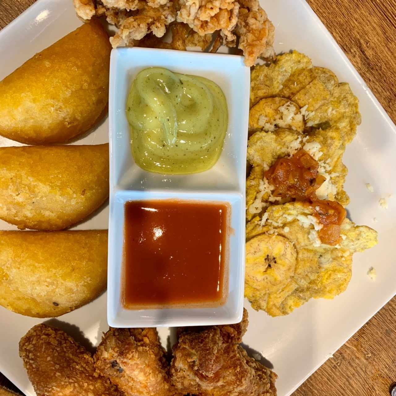 Bandeja Santé.  4 unidades de cada elemento, pero para la foto una empanada y un patacon no habia sobrevivido :)