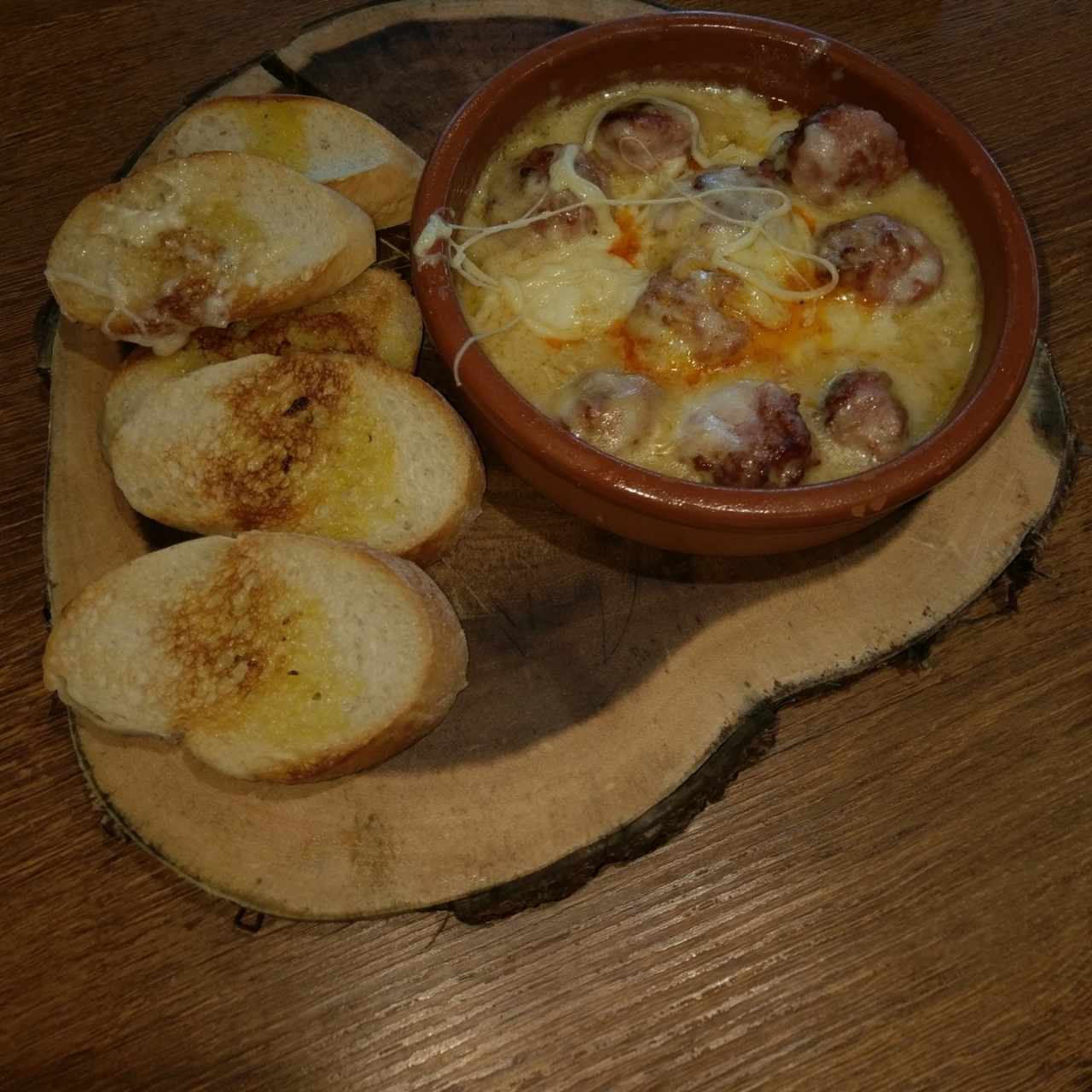 Queso con chorizo.