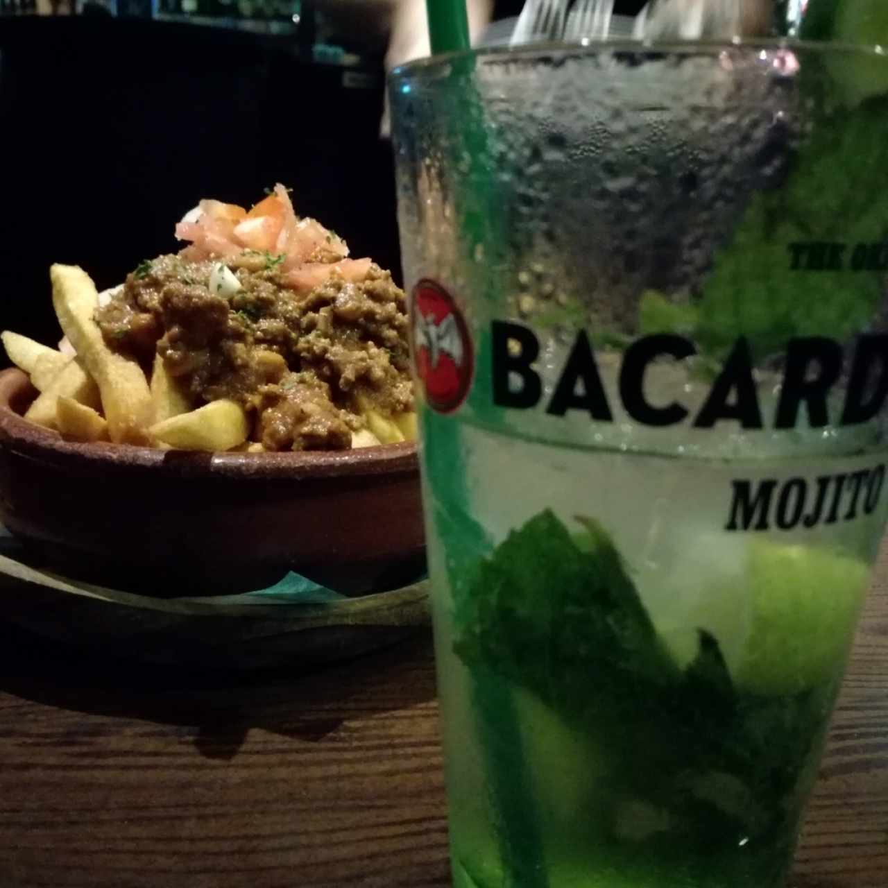 mojitos y papas con carne