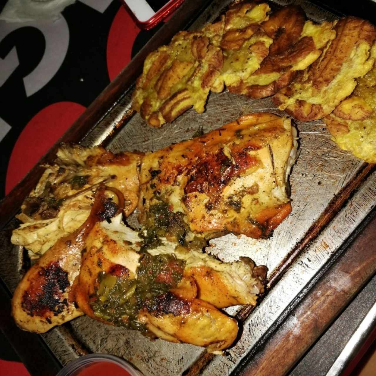 Pollo asado sin sabor y patacones tostadisimos