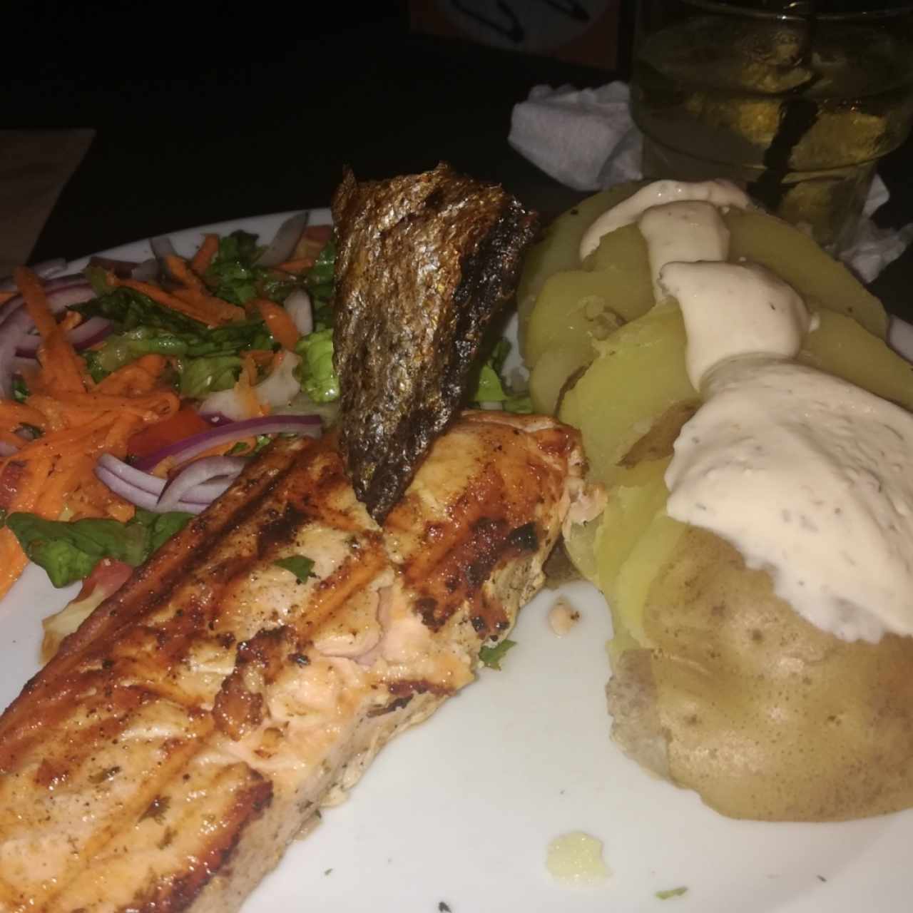 Salmon a la parrilla con ensalada.