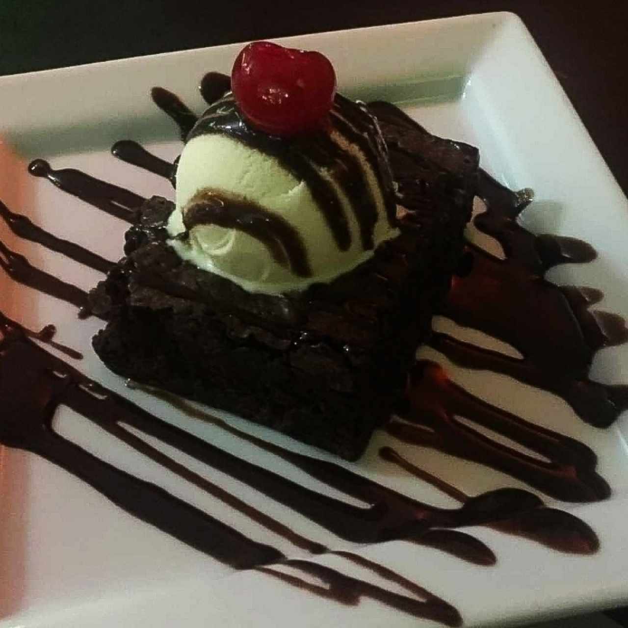 Brownie con helado y cereza