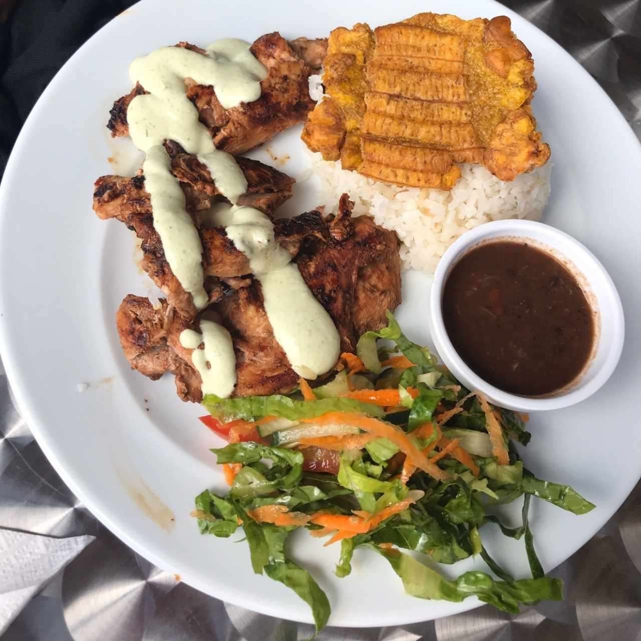 pechuga a la plancha, arroz, porotos, ensalada verde y patacon 