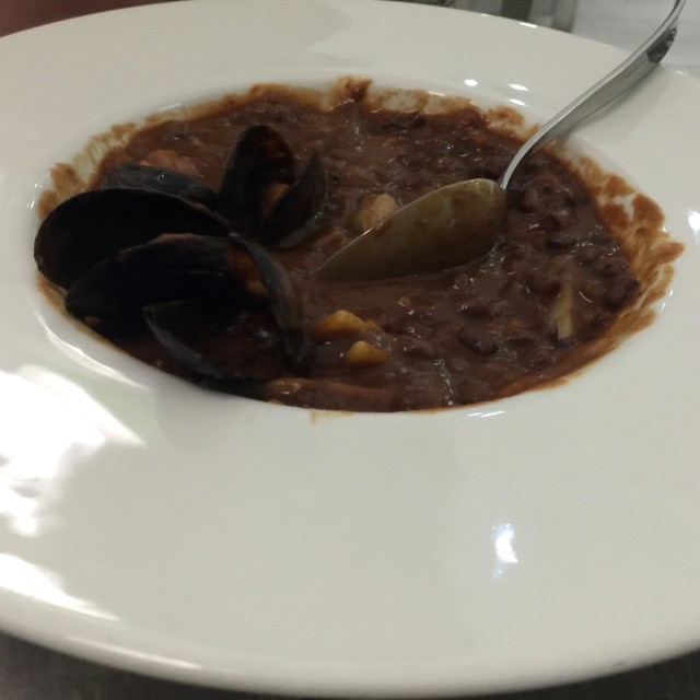 Sopa de frijoles con mariscos