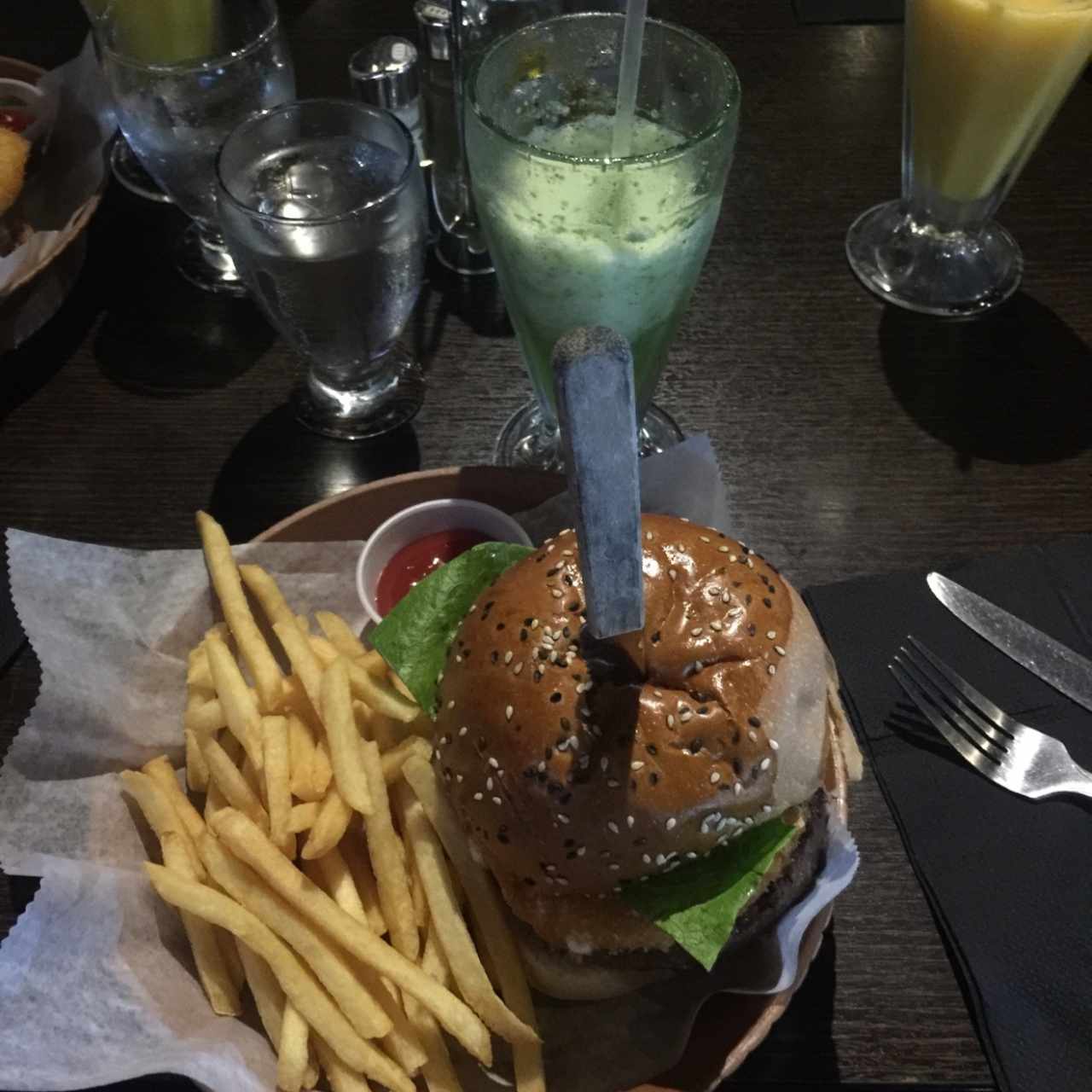 Provolone Burger ~ Acompañado con Limonada con Hierva Buena