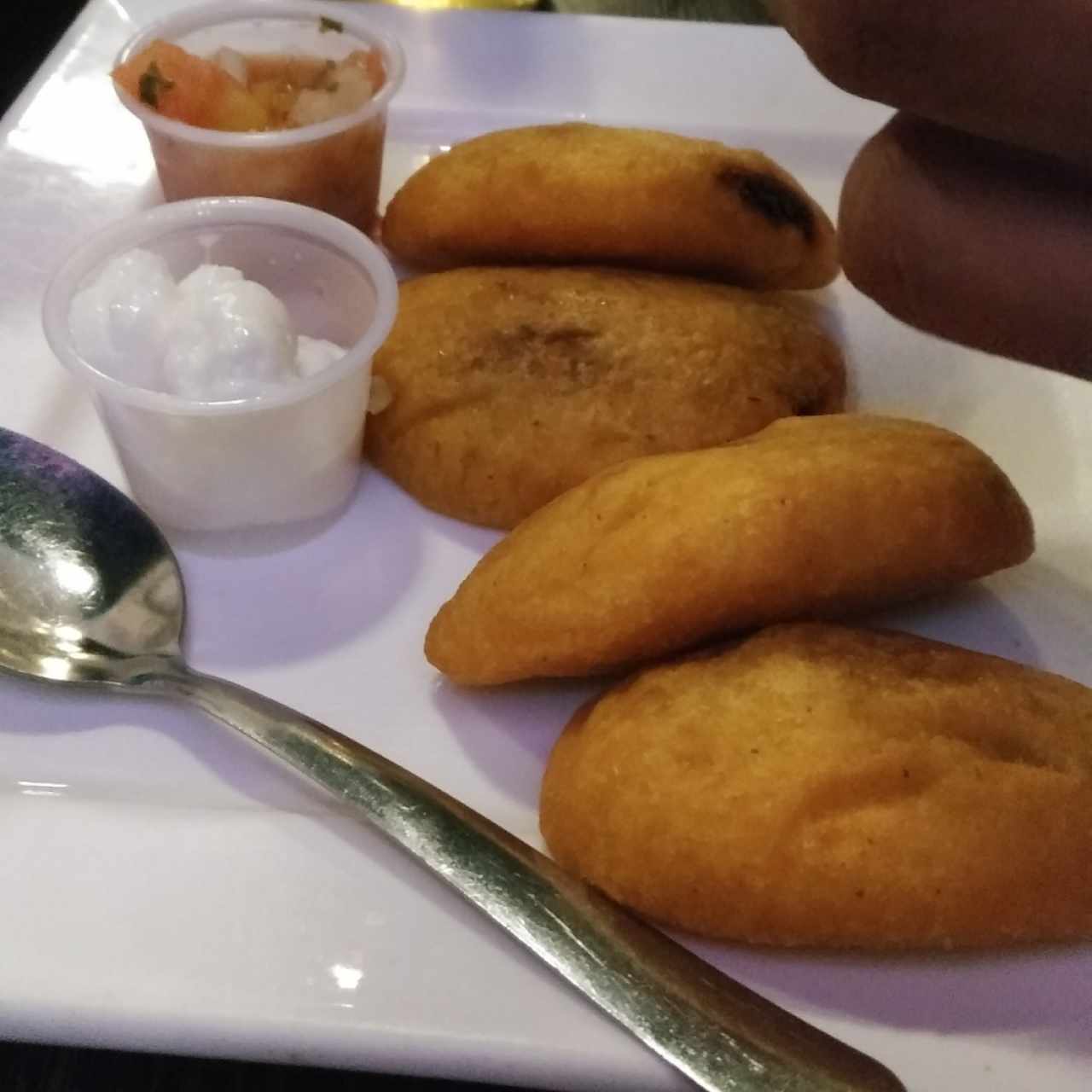 Empanadas Bliss, con salsa ranch y pico de gallo.