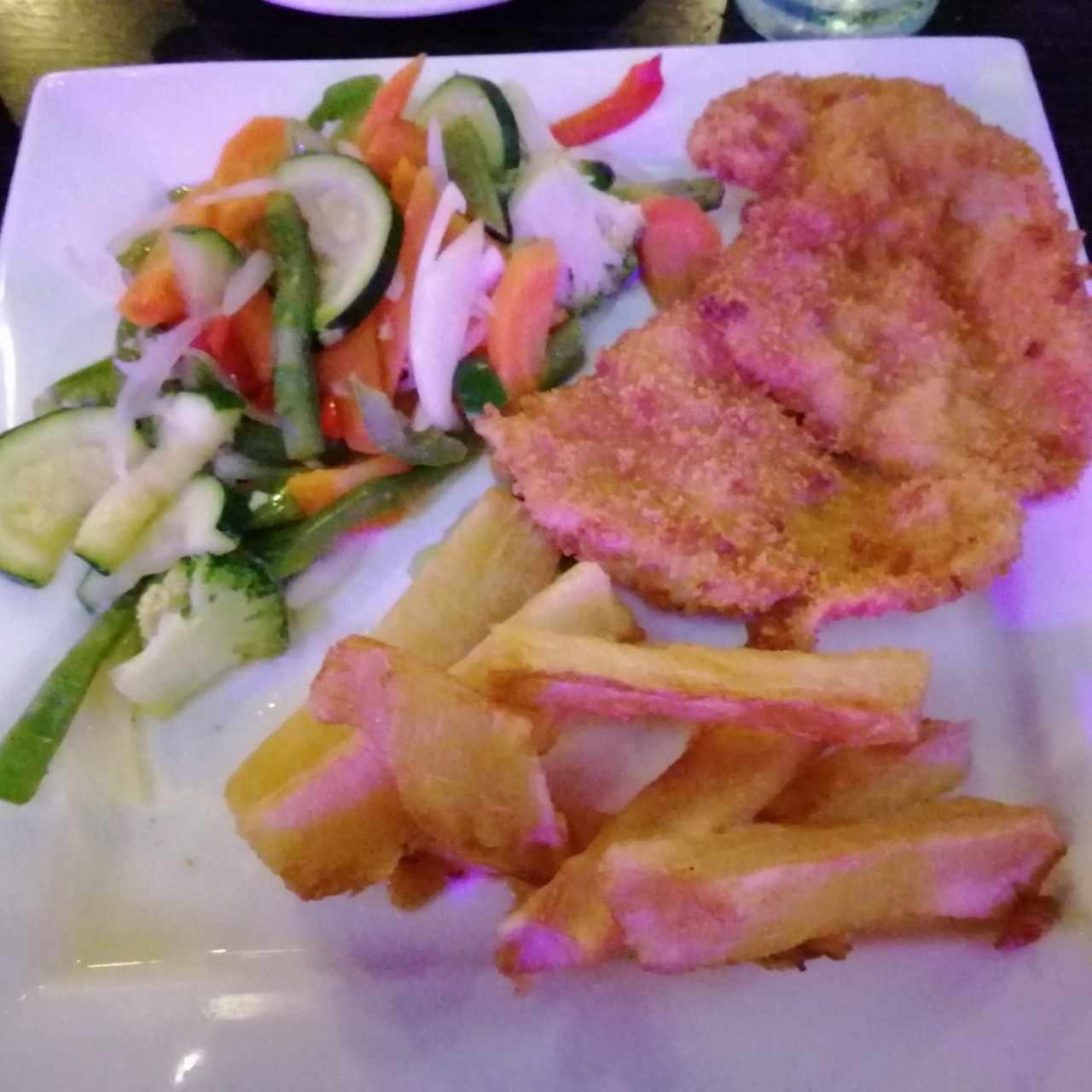 Milanes a de Pollo con yuca frita y vegetales salteados