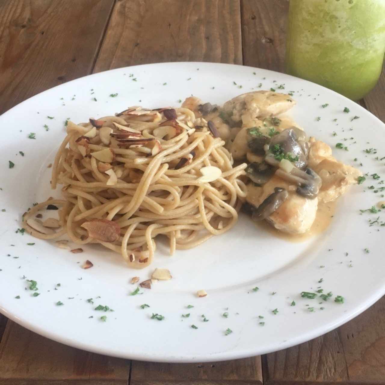 pasta integral con almendras y pollo con champiñones y salsa de leche de coco