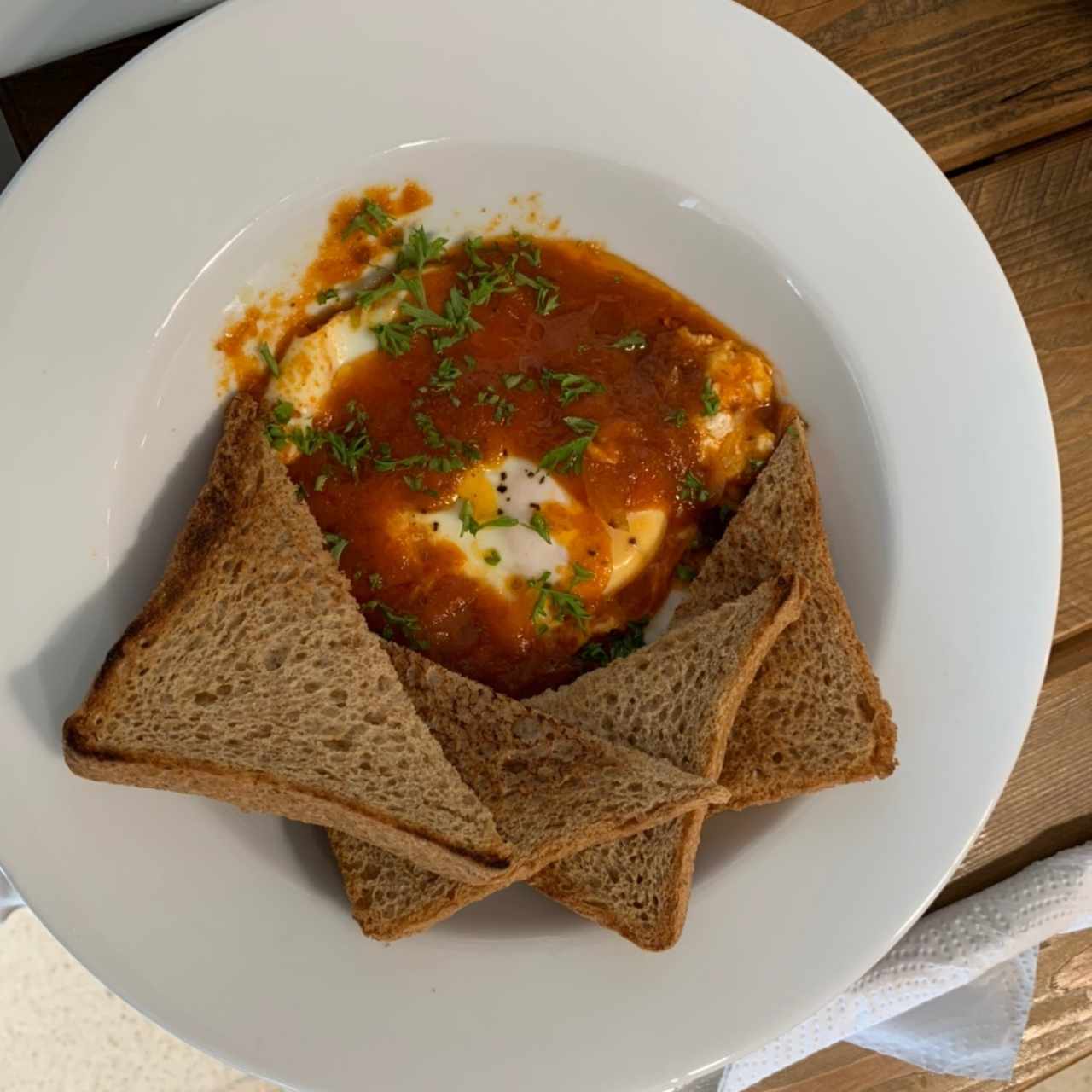 Tostadas con Huevos al Rancho Salsa de Tomate