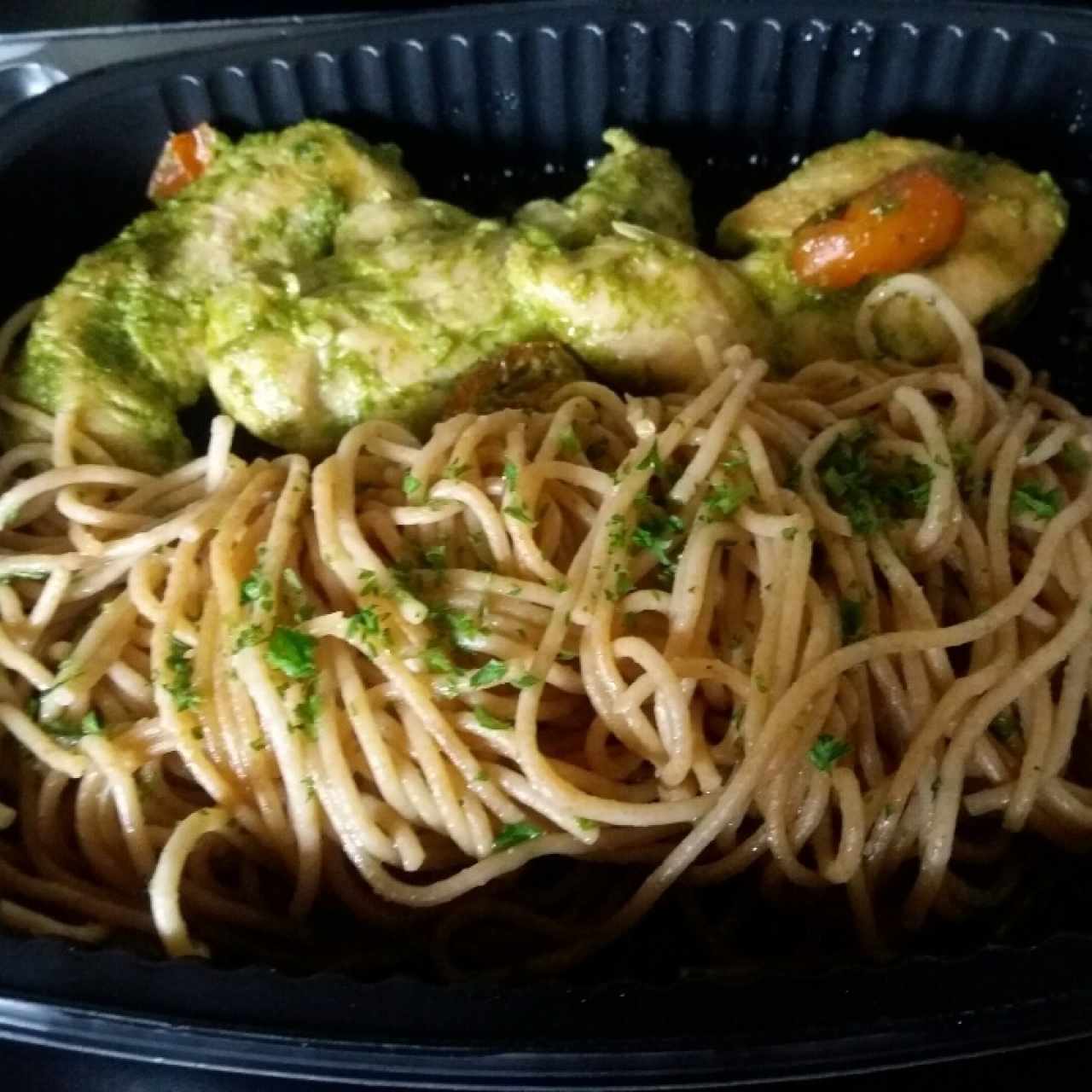 Pastas y pollo al pesto