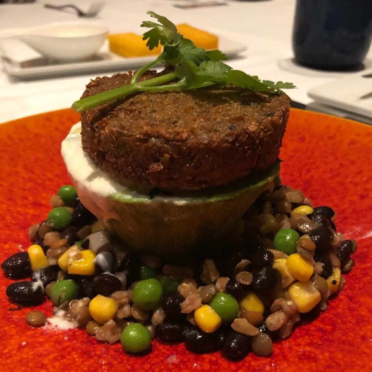 Falafel + Aguacate, ensalada de granos & frijoles, salsa tzatziki y tahini