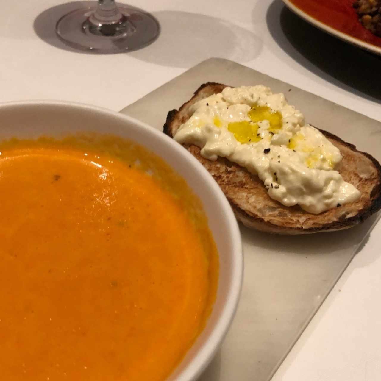 Sopa de tomate al natural, crostino tostado con corazón de burrata