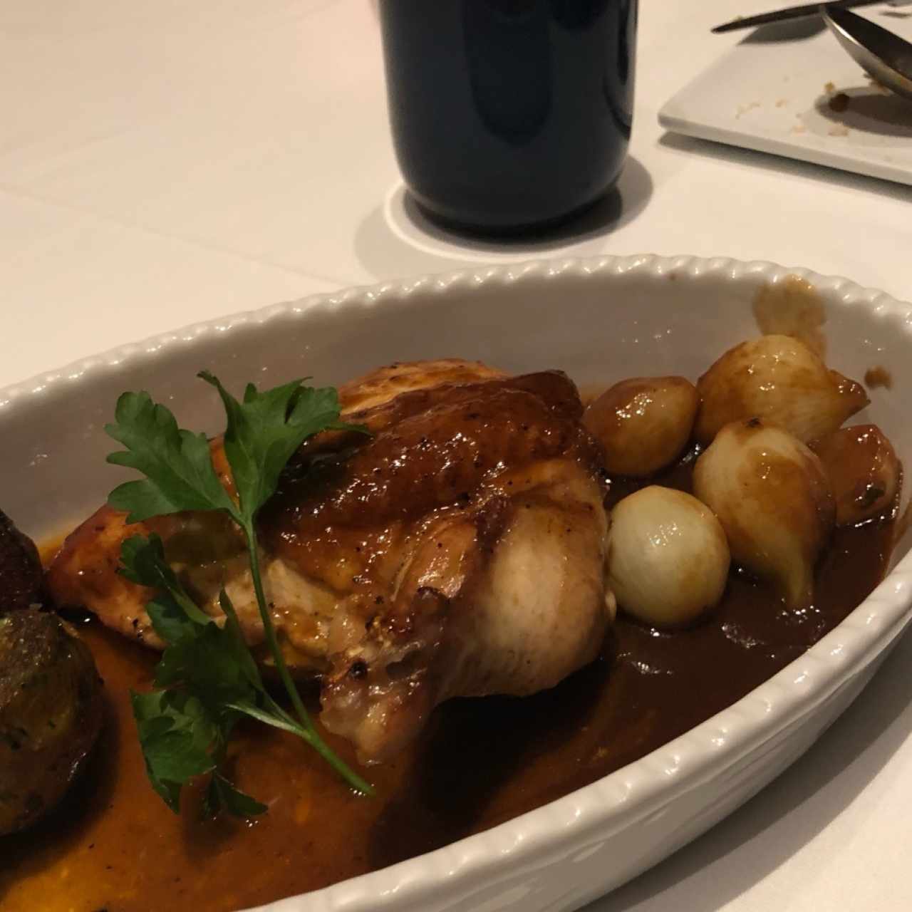 Blanco de pollo rostizado en su jugo, papines al horno y cebollitas glaseadas