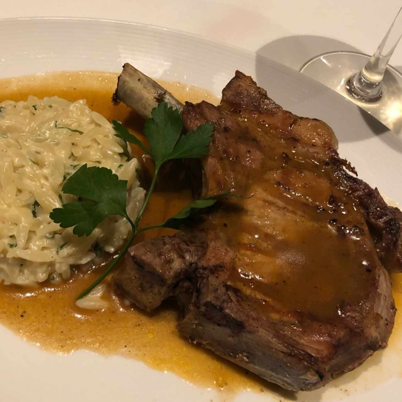 Chuletón de cerdo, orzo cremoso con mantequilla y hierbas