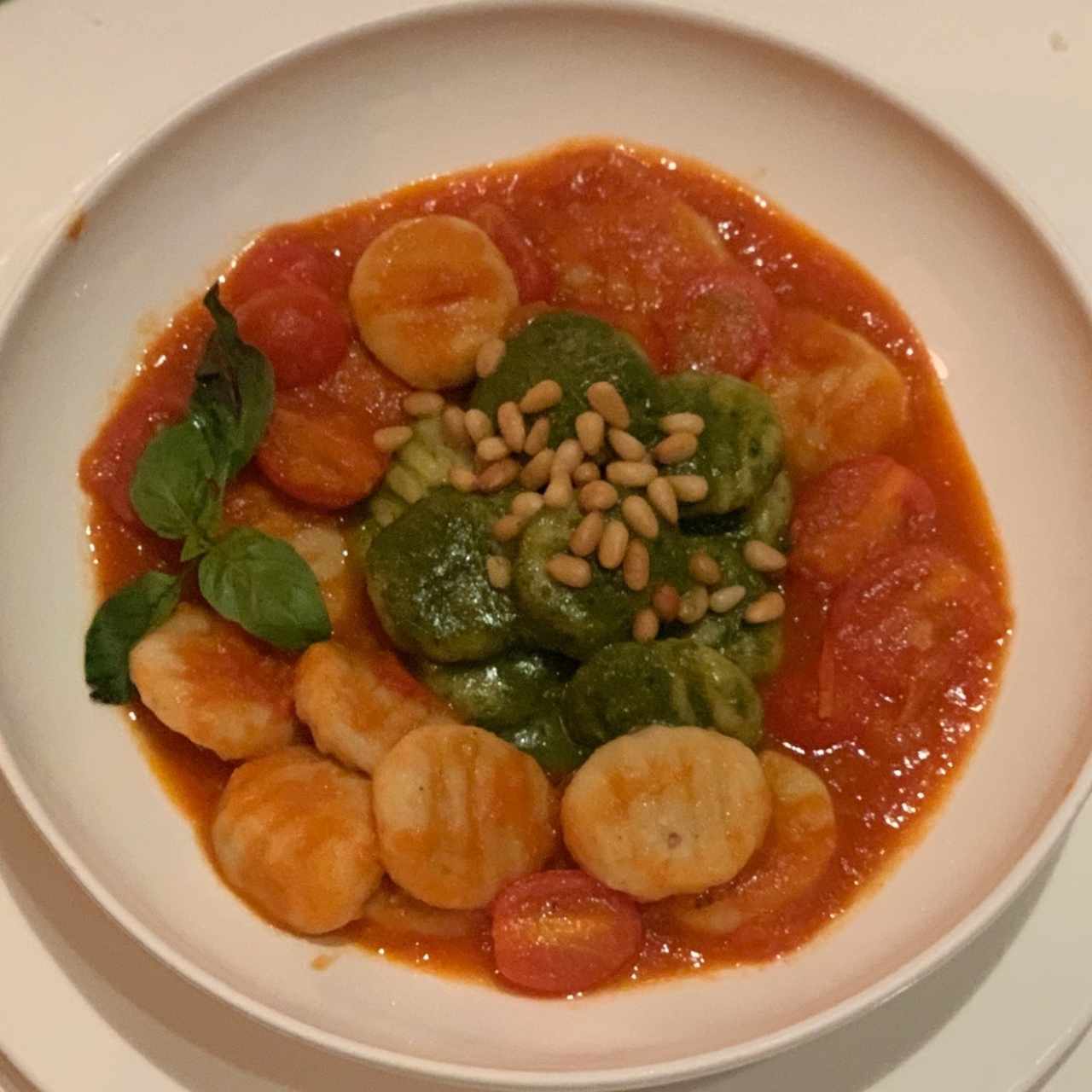 Gnocchis en dos sabores, pesto clásico y piñones & tomate y albahaca