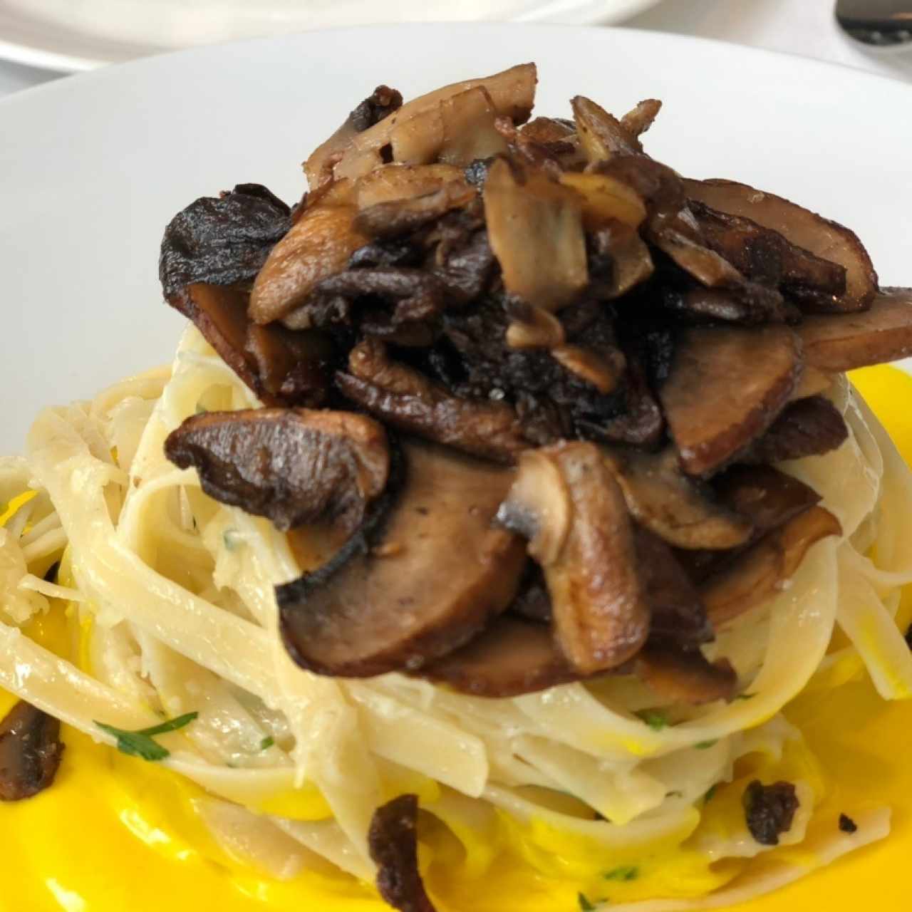 Tagliatelle con champiñones salteados, crema de azafrán y parmesano