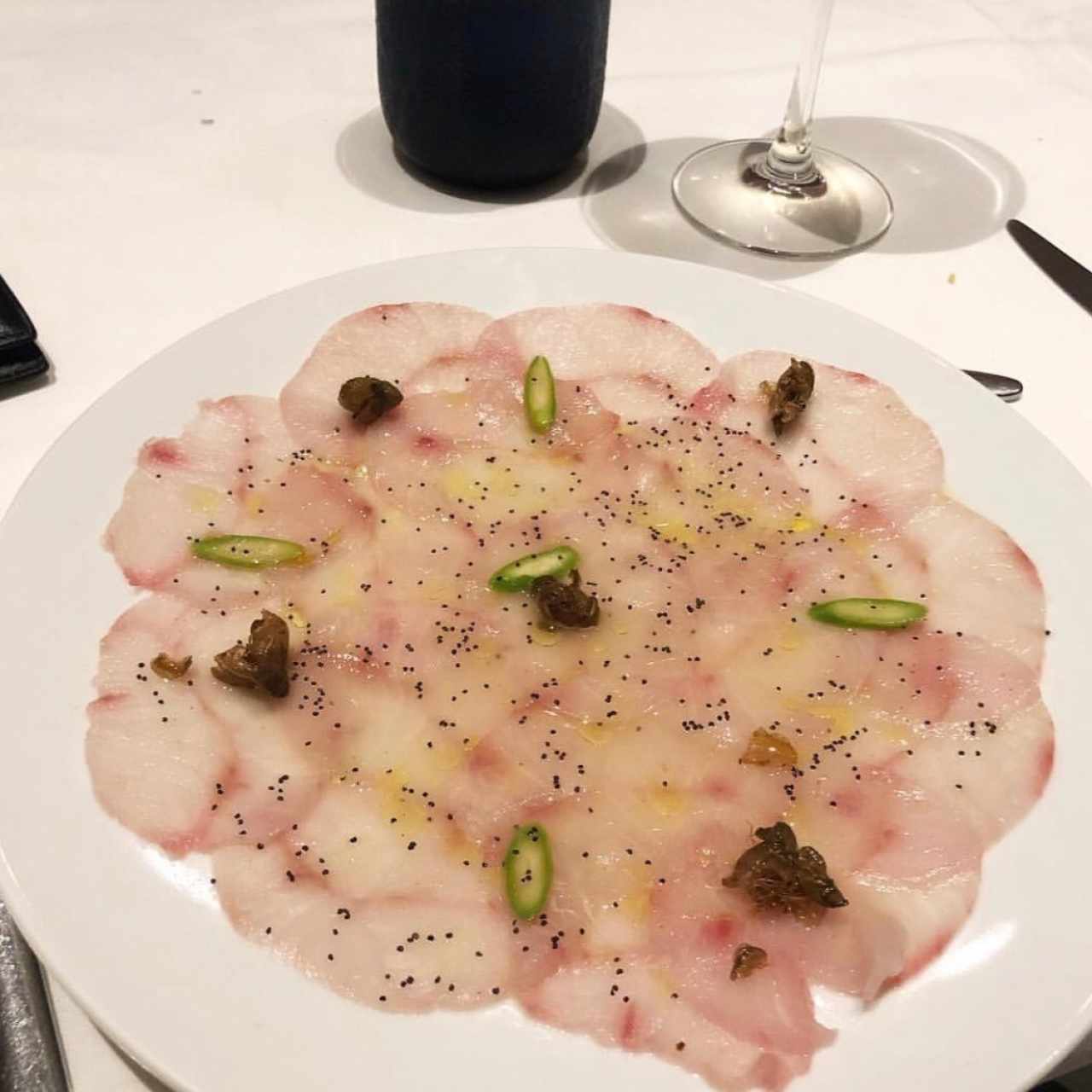 Crudo de pargo marinado con aceite de trufas y alcaparras fritas