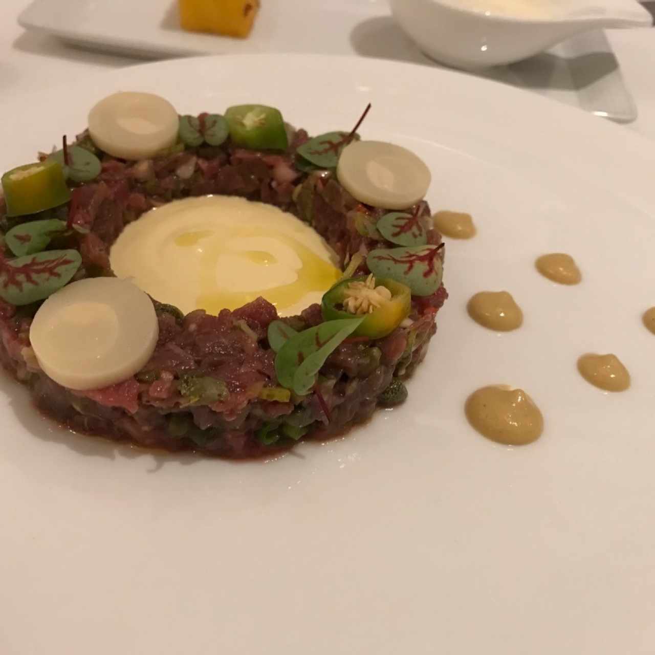 Steak Tartare, brotes de micro verdes, aioli de trufas negras