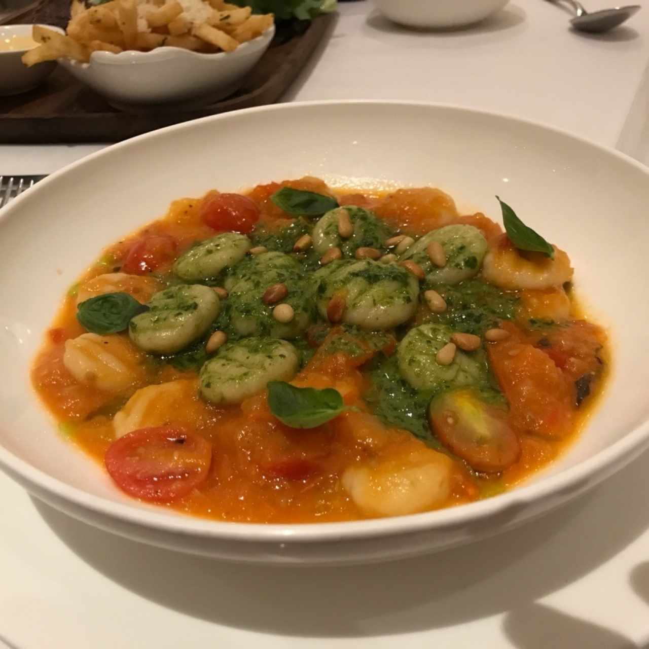 Gnocchis en dos sabores, pesto clásico y piñones & tomate y albahaca