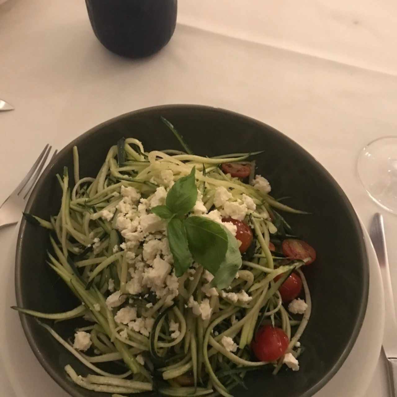 zuchini en forma de spaguetti con sabores provenzales y queso feta