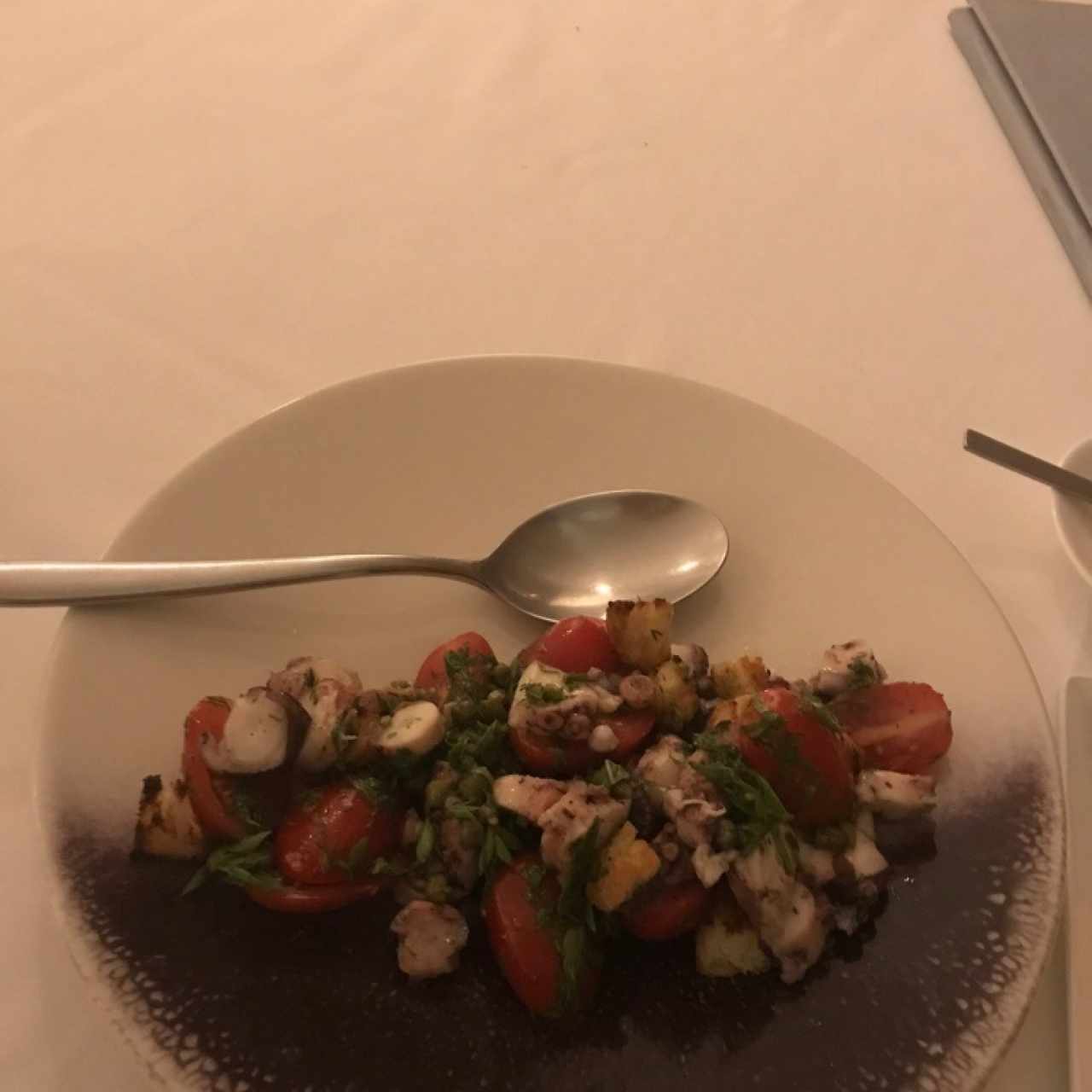 Ensalada de pulpo tierno, crotones, vinagreta extra virgen y limón