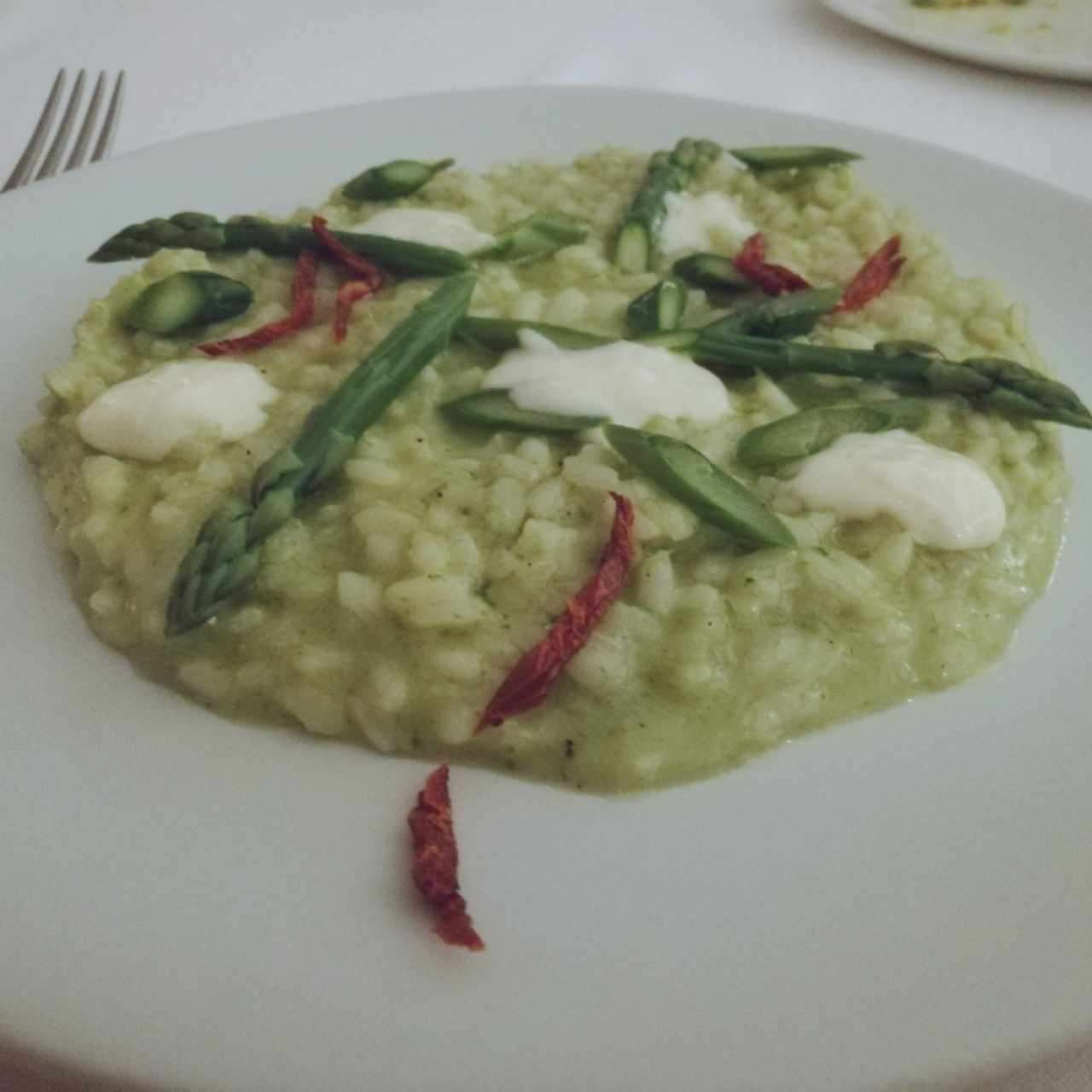 Risotto Carnaroli con espárragos verdes, tomates secos y stracciatella