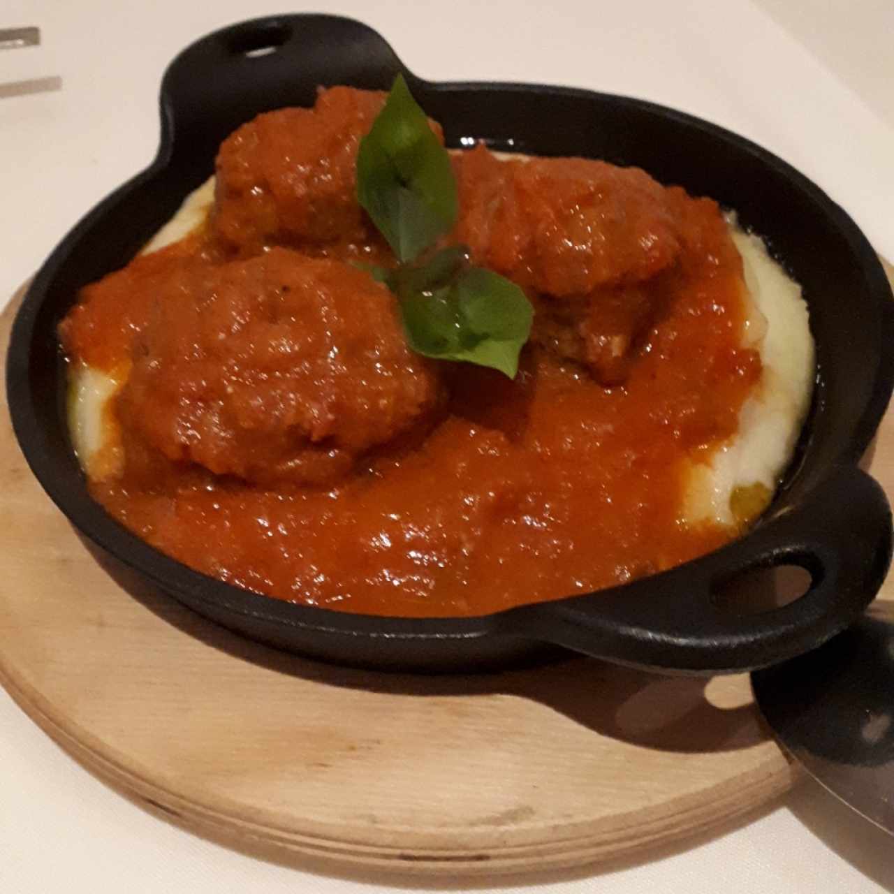 Albóndigas de la Abuela en salsa de tomate San Marzano, sobre un puré de papas casero