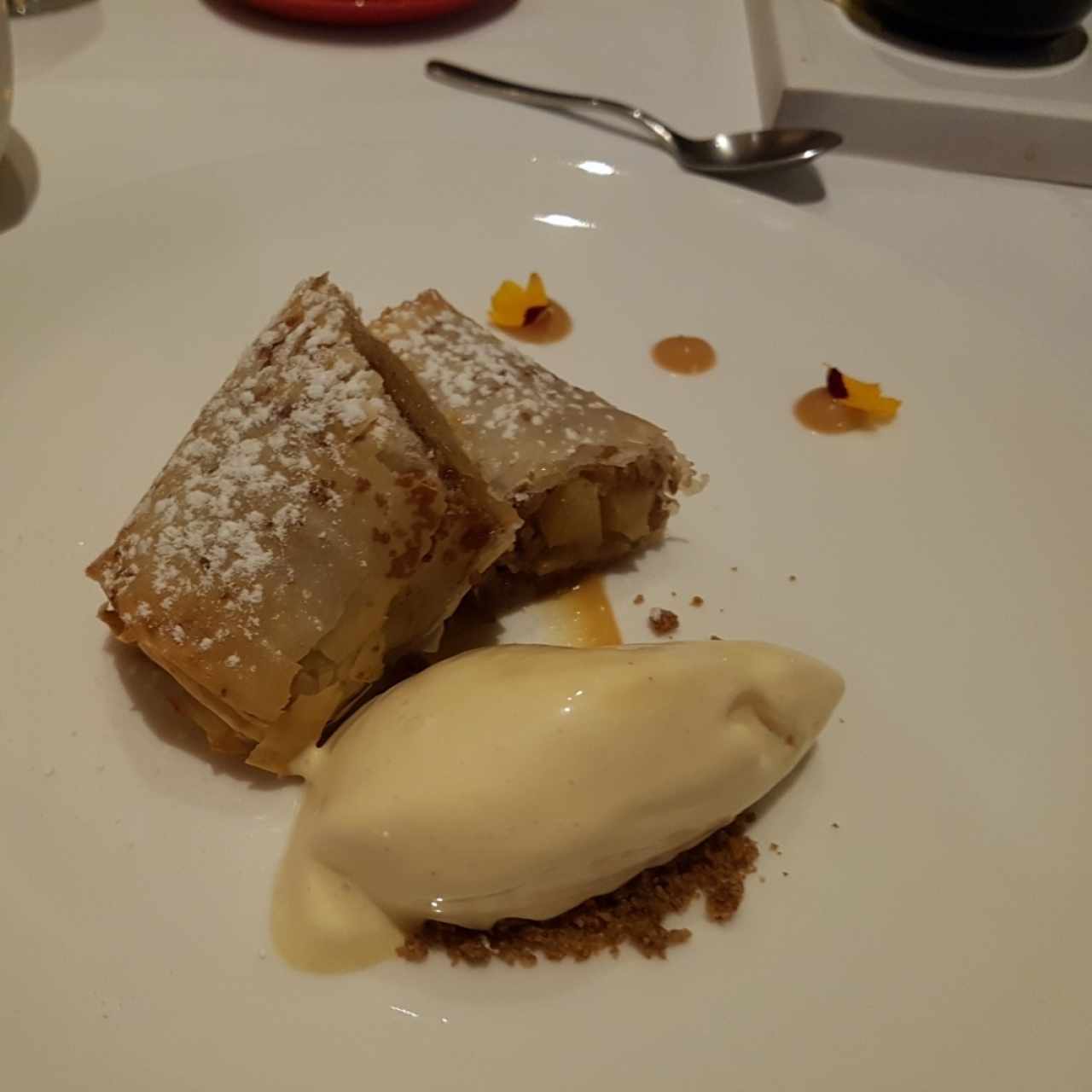 Strudel de manzana con helado de canela