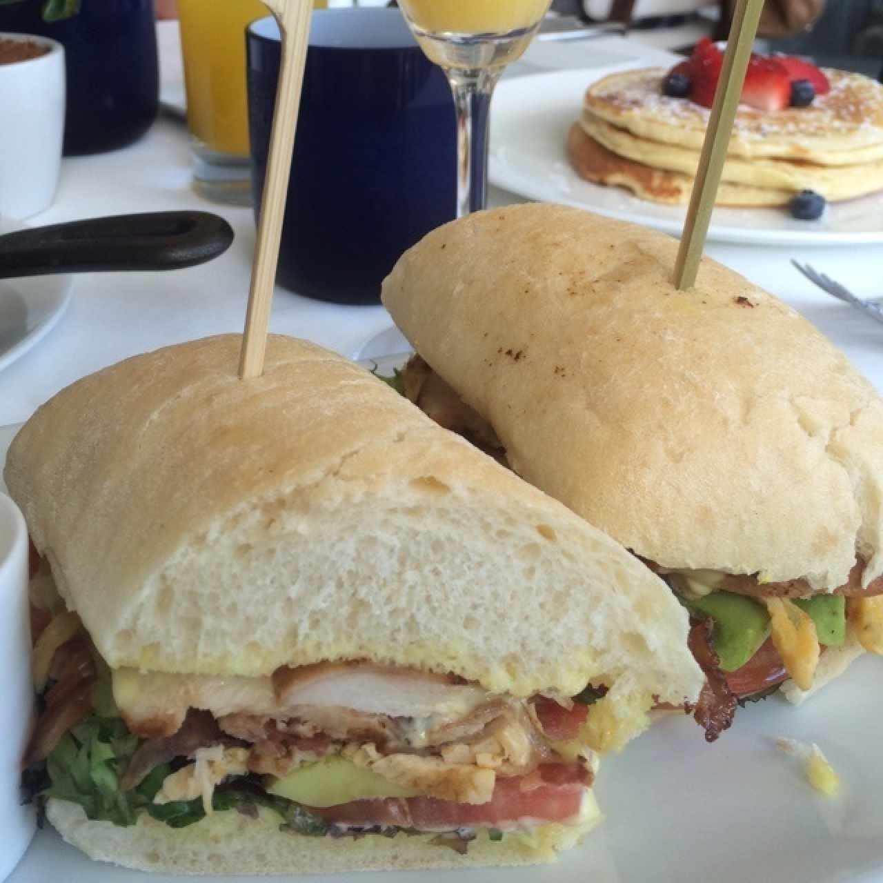 Ciabatta BLT de pollo al grill con aguacate y tocineta