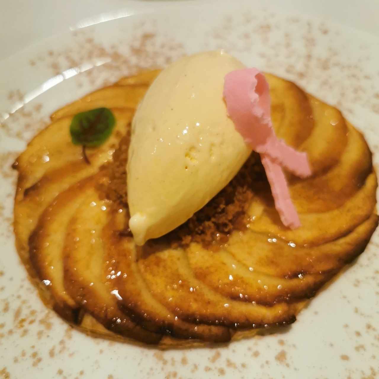 Tarta fina de manzana, con helado de canela