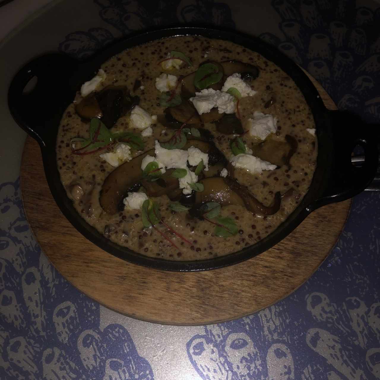 Quínoa con funghi di Bosco, aromas de trufas y lluvia de queso de cabra