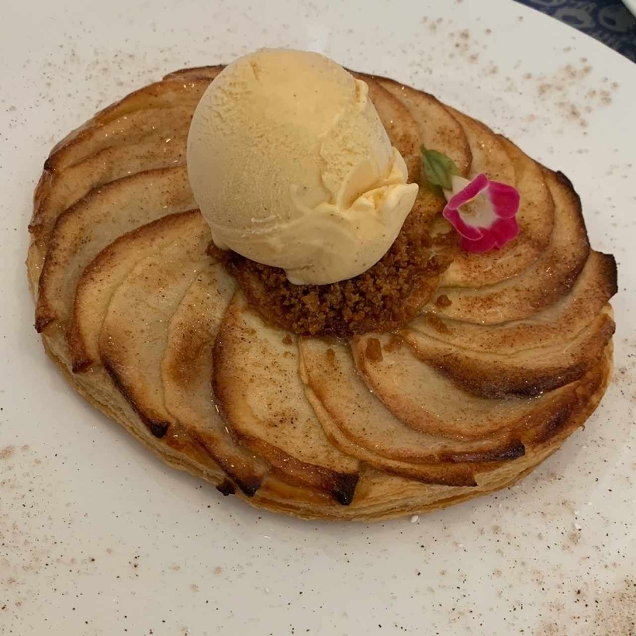 Tarta fina de manzana, con helado de canela