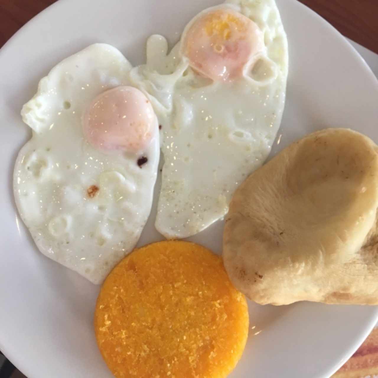 Huevos fritos con tortilla y hojaldre