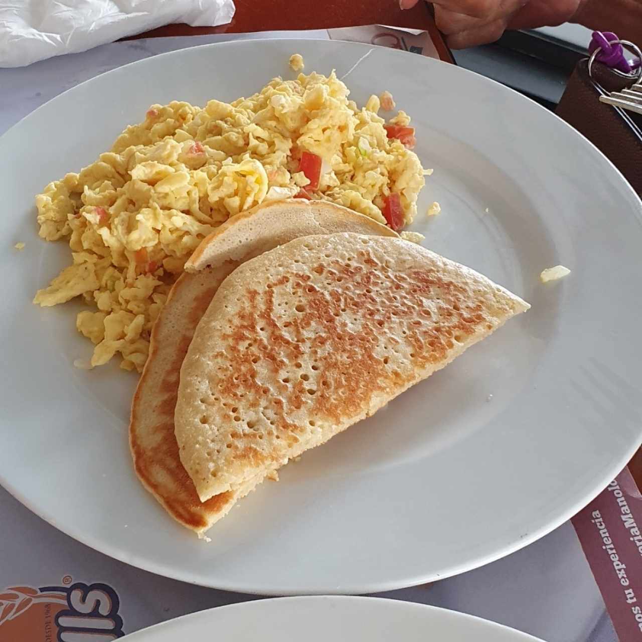 Omelette con cebolla y tomate