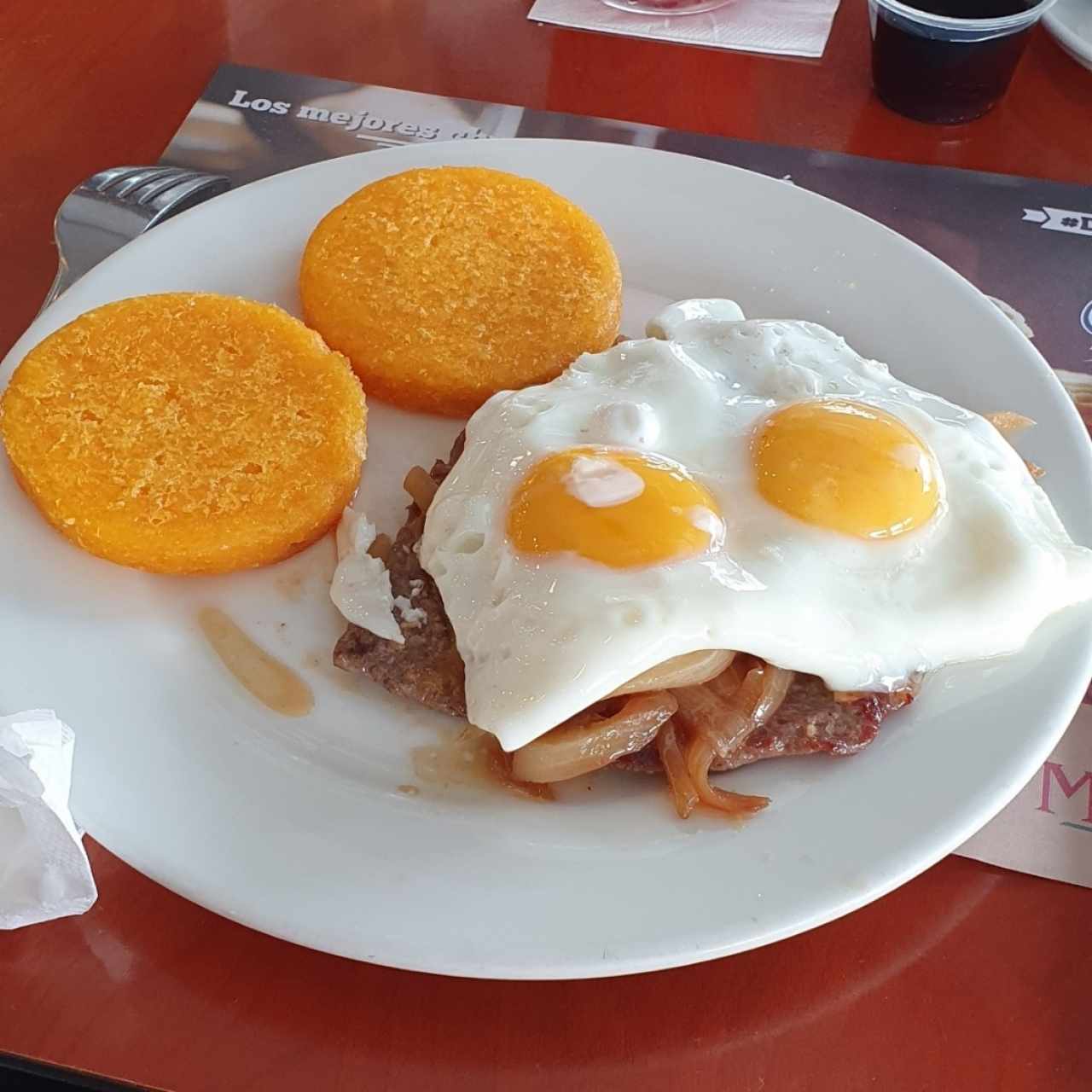 bistec a caballo con tortillas