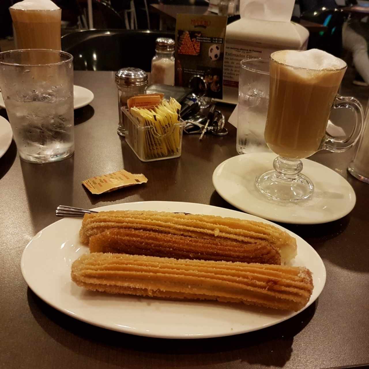 Churros (manjar, manzana y crema pastelera) con Café