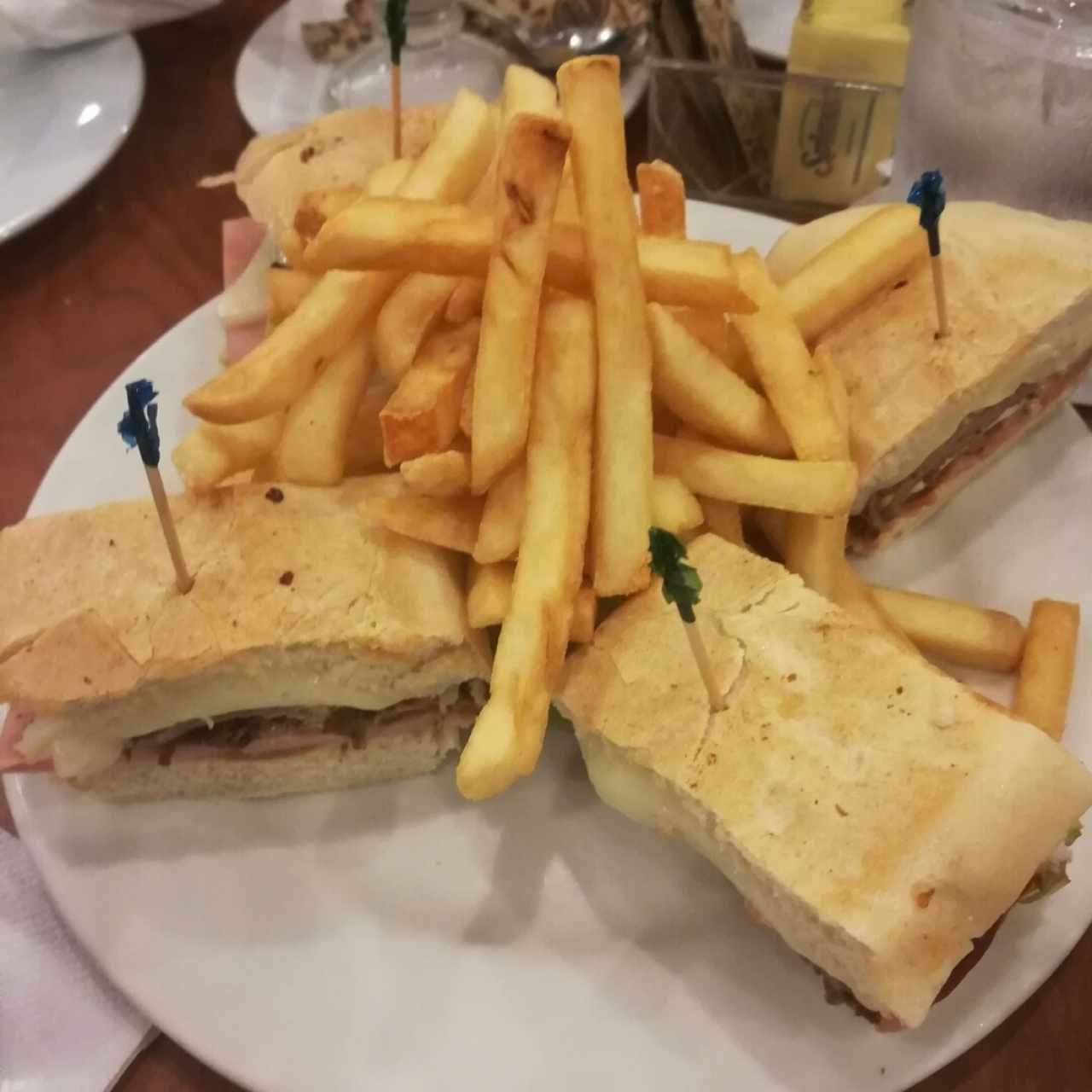 sándwich cubano con papas adicionales