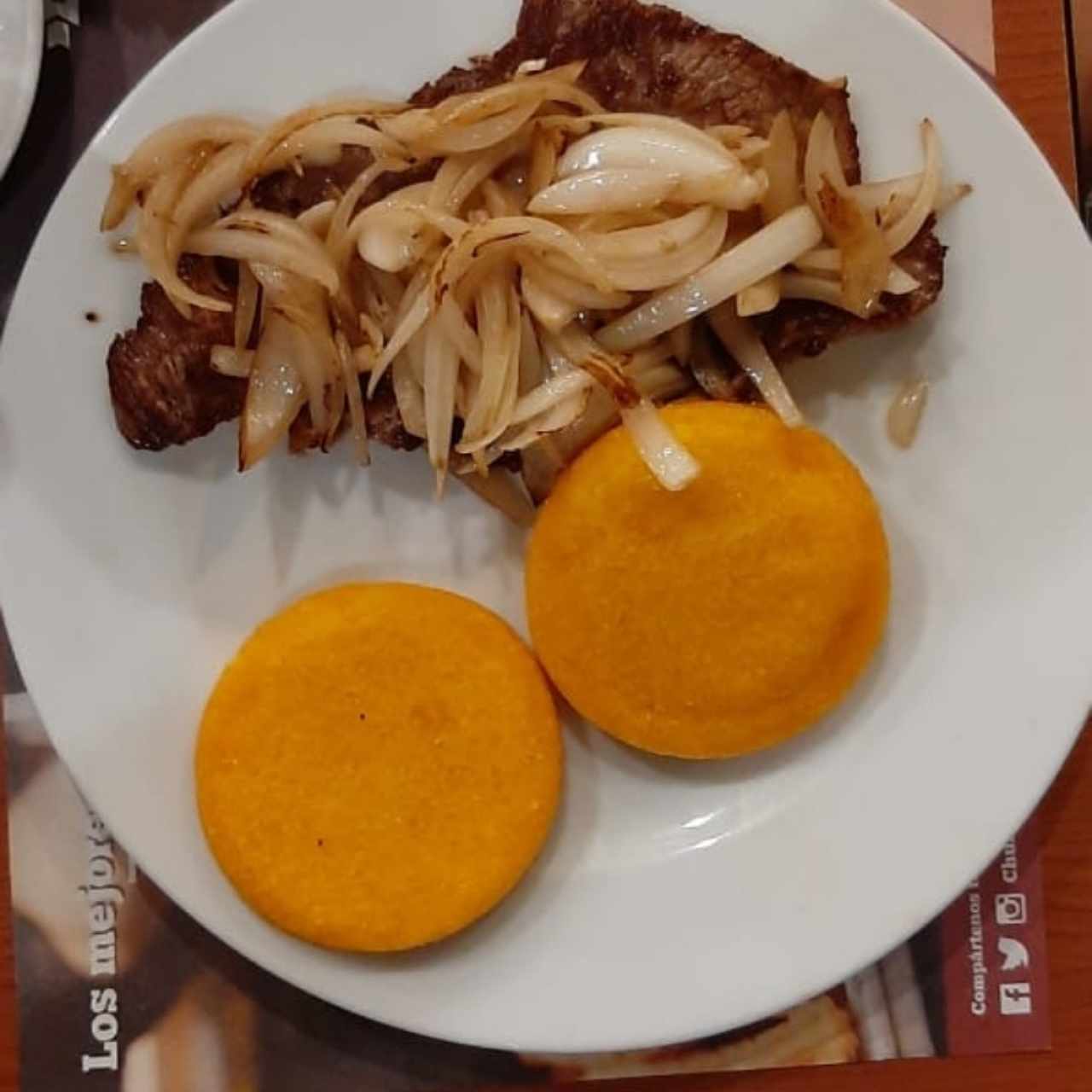 Bistec encebollado con tortillas