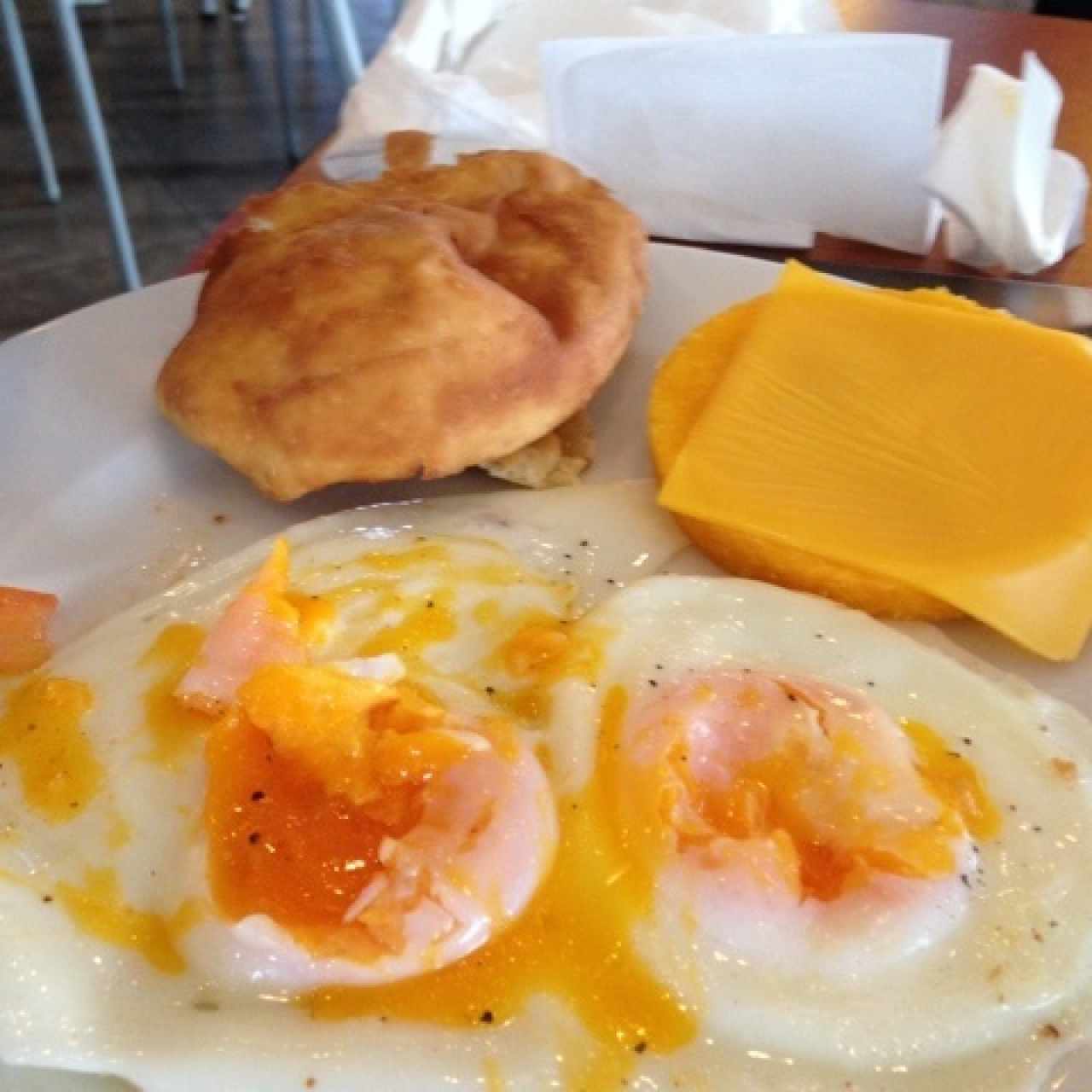 huevos fritos con tortlla y hojaldre