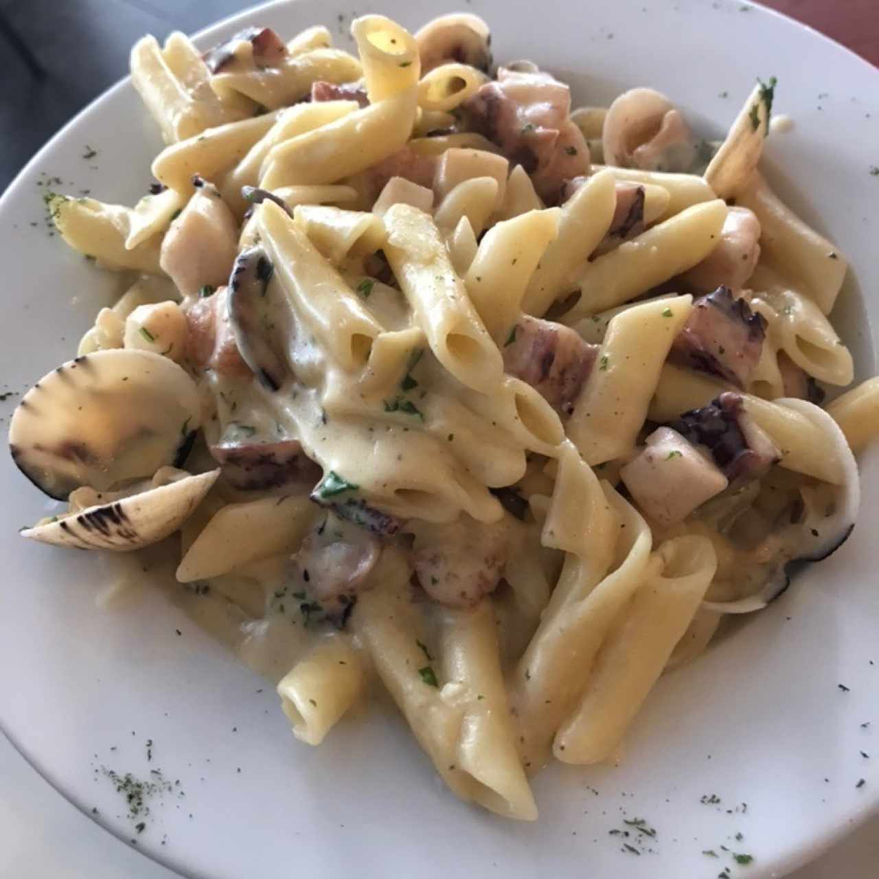 Penne con mariscos y salsa blanca